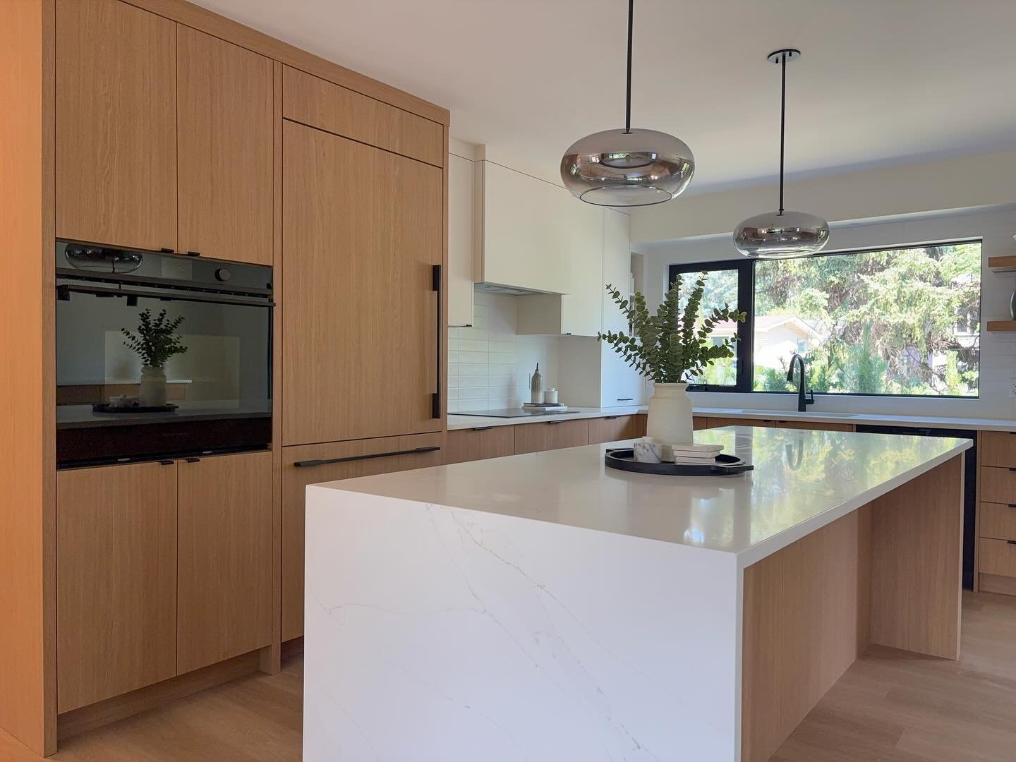 Scandi vibes in University Heights ✨ Bringing in light, warmth, and minimalist charm 🤍

#interiordesign #kkid #kelseykittlesonid #interiordesignyyc #scandihome #simplisticdesigns #calgaryhomes 

Design: @kelseykittlesonid 
Contractor: @wilsonhomeslt