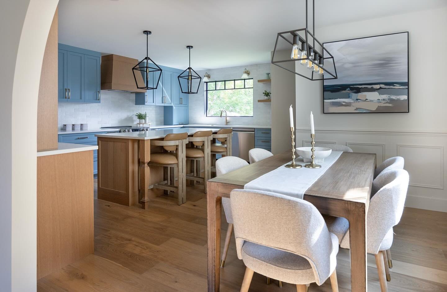 Nothing like a beachy pop of blue to start the week right 💙 We had so much fun working on this one&mdash;absolutely obsessed with the finished look! 🫶🏼
Contractor: @wilsonhomesltd 
Design: @kelseykittlesonid 
Photography: @shellardphoto 
#kkid #ke