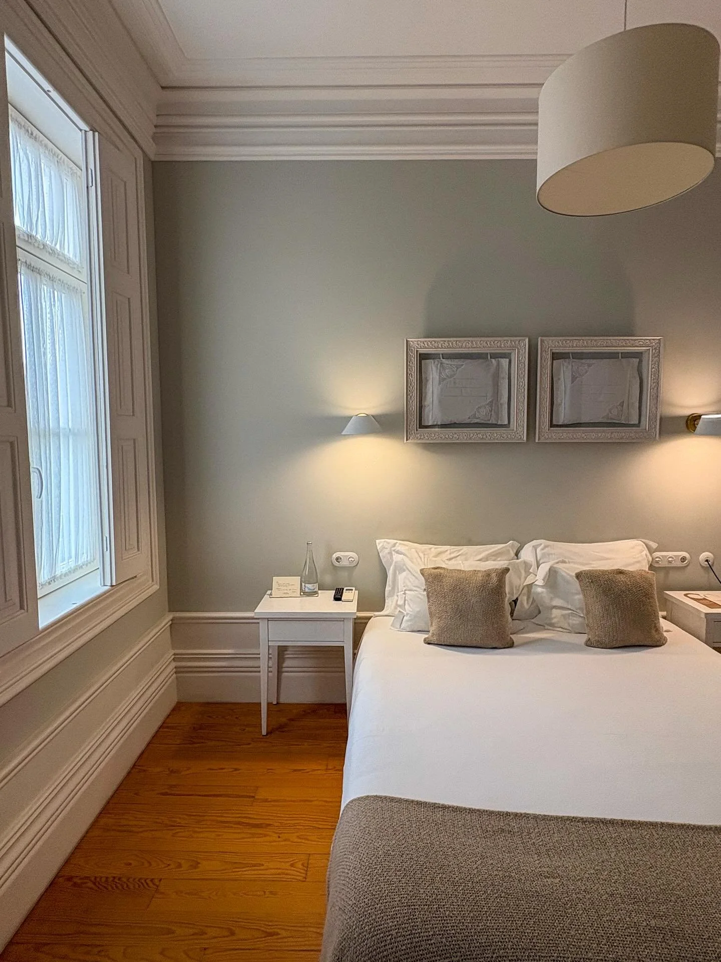 Couldn&rsquo;t get enough of the design details in Portugal! So much inspo on every corner. Those tiles! 😍🤍

#designinspᴏ #interiordesign #kkid #travel #kelseykittlesoninteriordesign #portugal