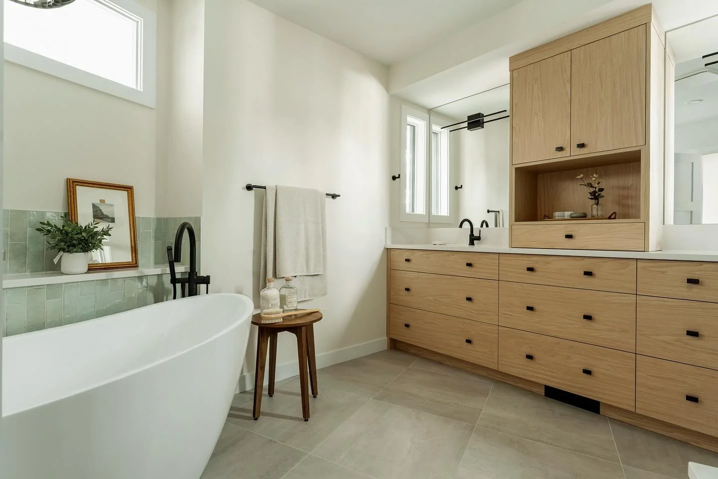 This primary suite addition has become a spa-like escape. Such a dreamy place to sip, read, and relax🤍
#kkid #bathroomdesıgn #calgaryinteriordesign #yycdesign #kelseykittlesoninteriordesign #ensuitebathroomdesigns #bathroomaddition 
Construction: @w
