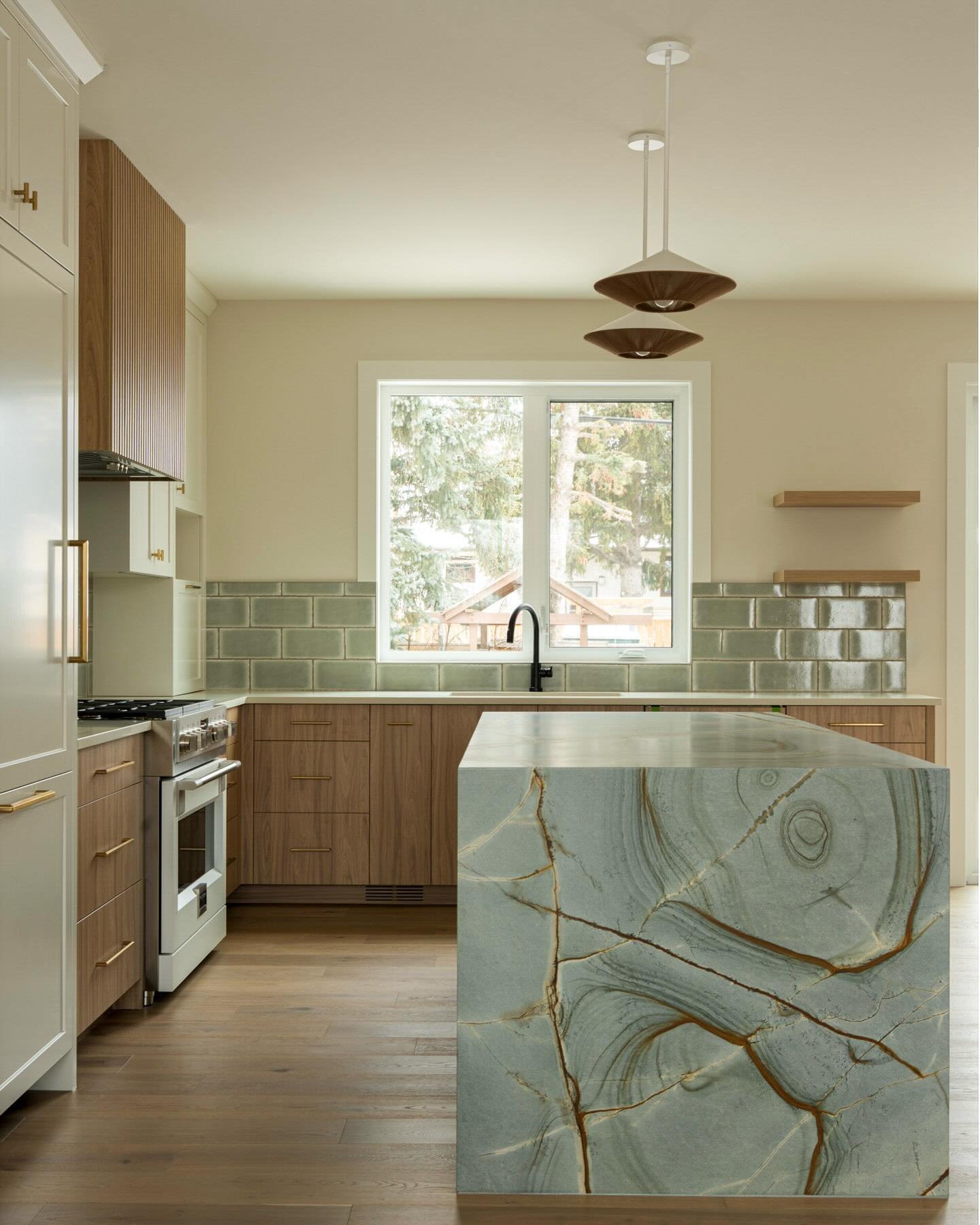 A home tailored to our client&rsquo;s needs 🤍 Fresh greens, natural stone, smart storage, and light-filled spaces, where beauty meets function. We&rsquo;re obsessed with the result and can&rsquo;t wait for more projects like this! 

Design: @kelseyk