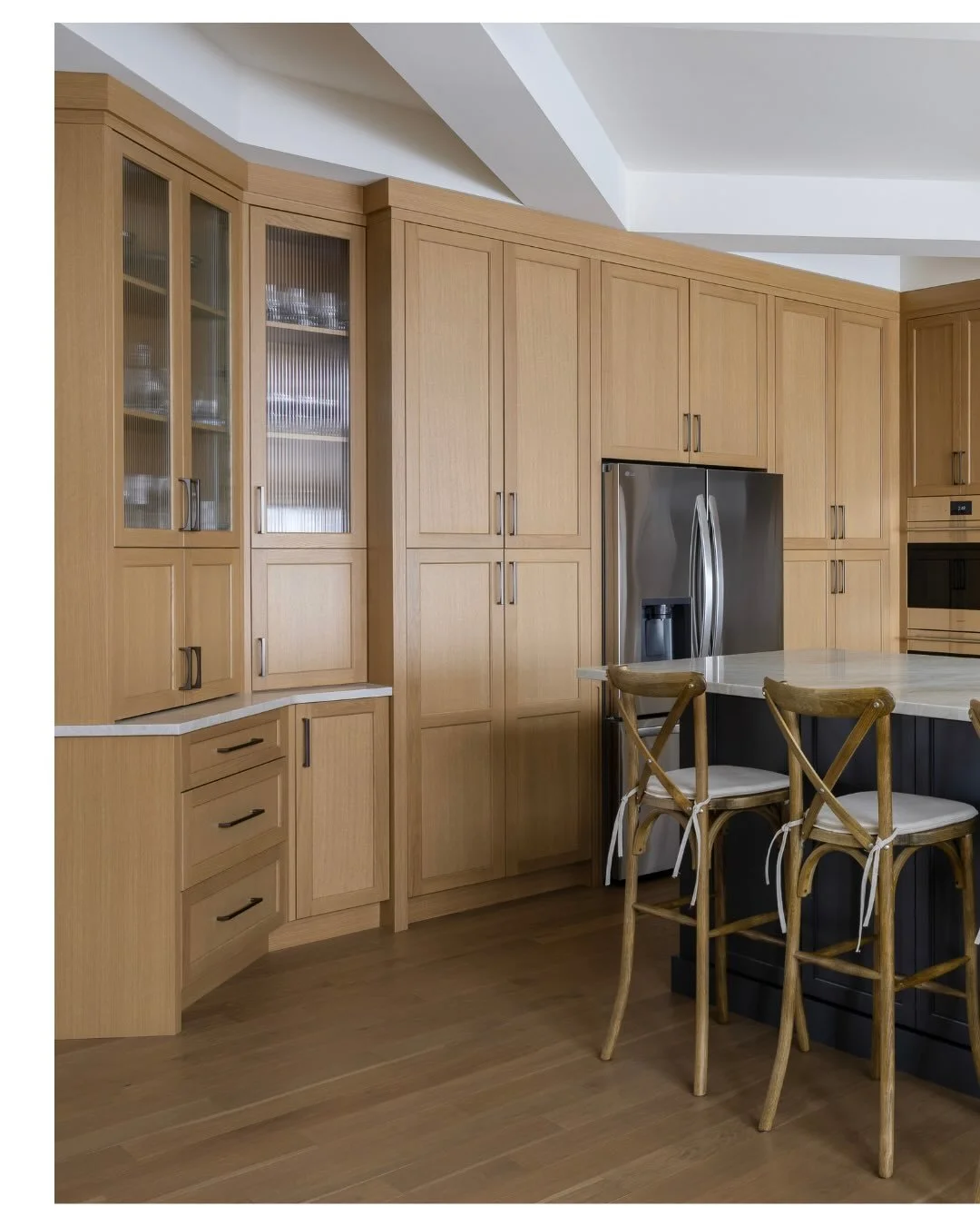 This kitchen design was all about creating space to gather 🤍 By expanding the island and refining the layout, we created generous counter space for hosting, cooking, and everyday moments with friends and family.
Bonus detail: a discreet little dog g