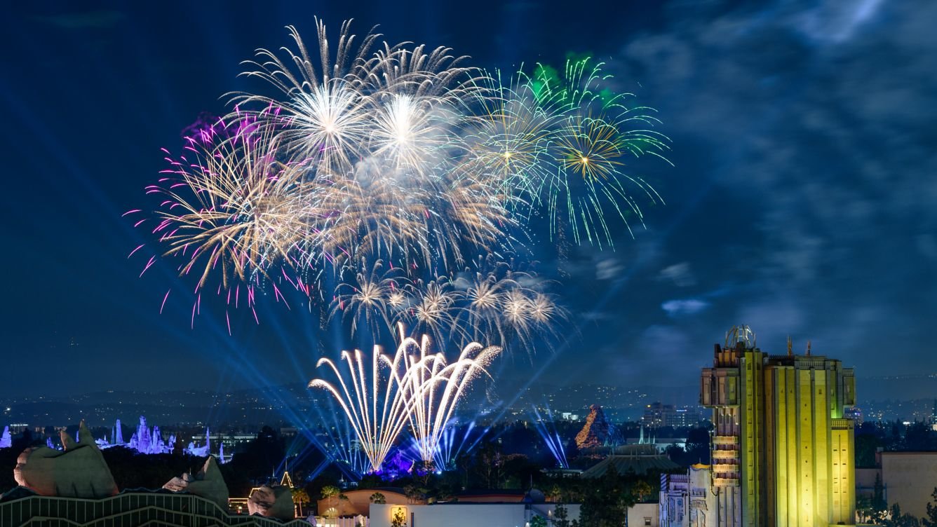 si-snaps-snaps-disney-fireworks-23216_Wide-Hor.jpeg