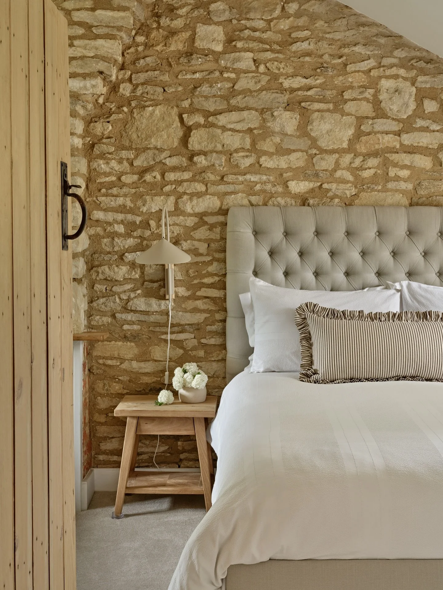 Soft neutrals, natural textures, and timeless charm 🤍✨
Our latest Cotswold cottage project brings rustic stone walls and cozy elegance together in perfect harmony. #LeGeytDesign
#CotswoldCottage #InteriorInspo #RusticElegance #StoneWallLove #Neutral