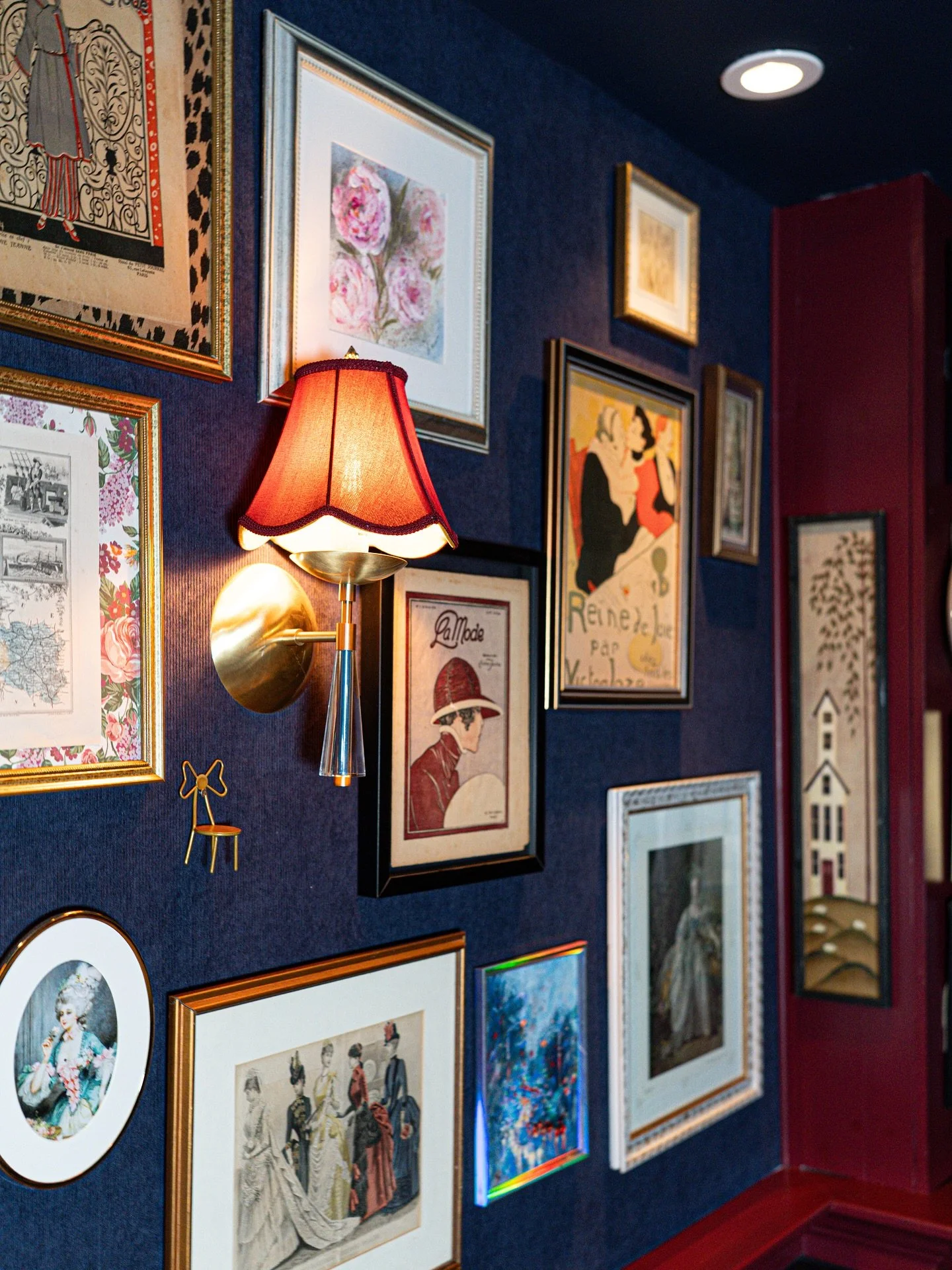 @bonneviedc is more than a bistro, it’s a collection of stories. French plates, Parisian art, jazz memorabilia, and well-loved books create a space that feels both timeless and deeply rooted in the neighborhood. 🥂📚