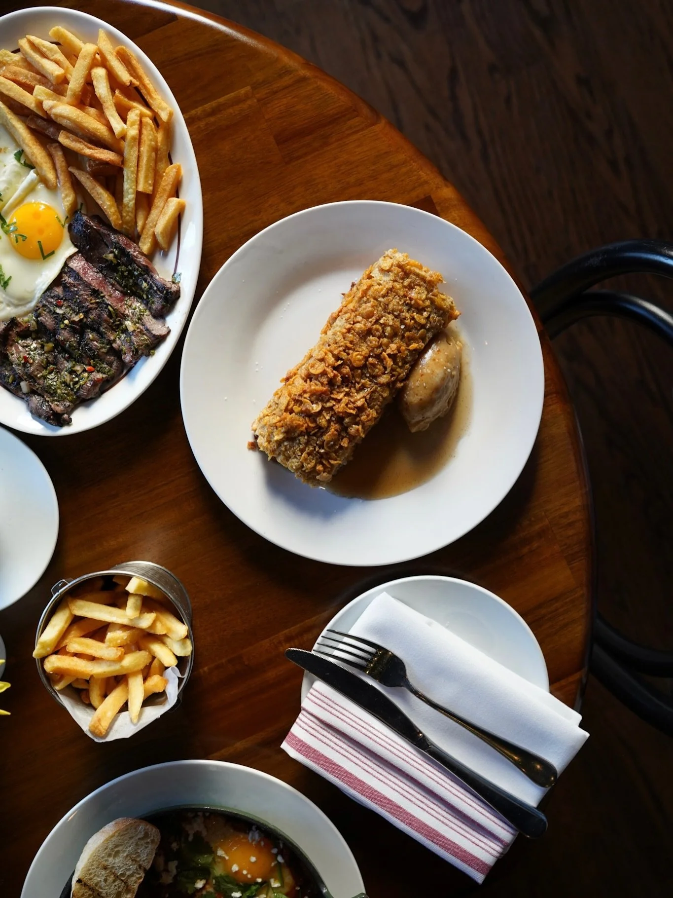 Brunch isn&rsquo;t complete without @bonneviedc&rsquo;s French Toast: seasonal fruit, a hint of vanilla, and all the cozy vibes. 🍯✨