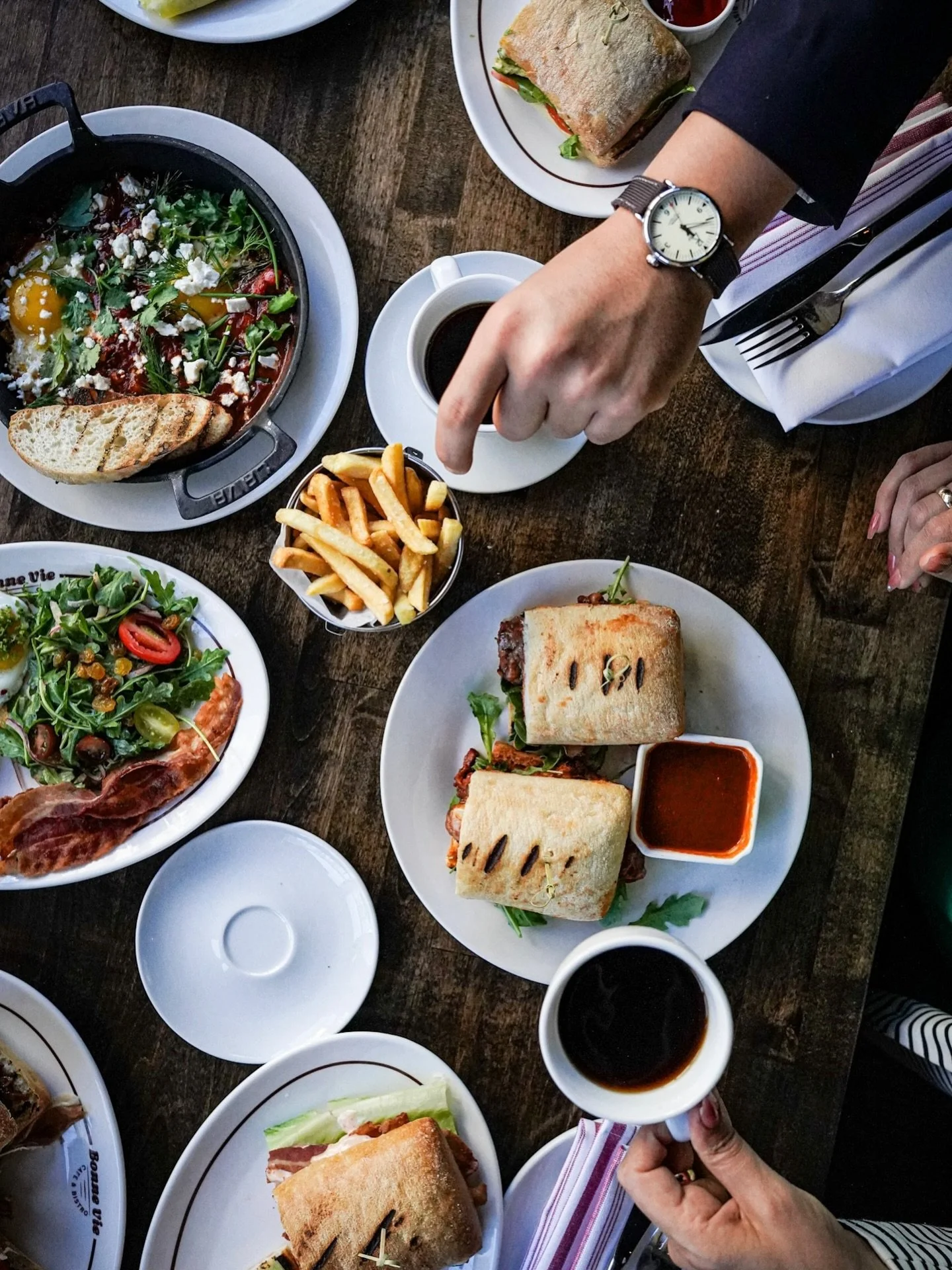 ☀️ Late mornings deserve butter, bubbles, and a second round of fries.

Brunch is waiting at @bonneviedc. 🍳