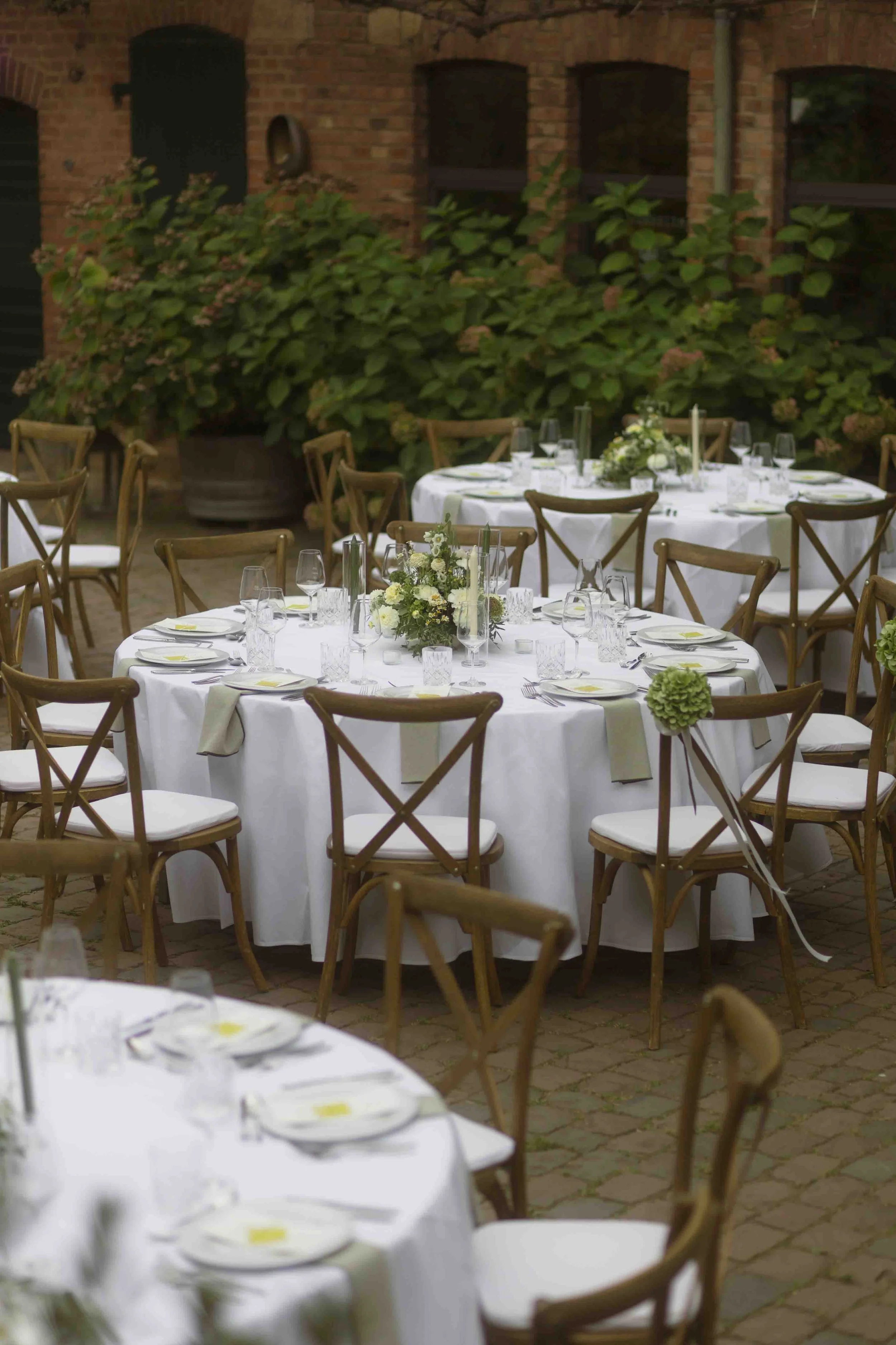Details einer Hochzeit im Weingut Dr. Wehrheim in Landau in der Pfalz Deko mit toskanischem Flair von der Hochzeitsfotografin @oanasphoto Oana Balan