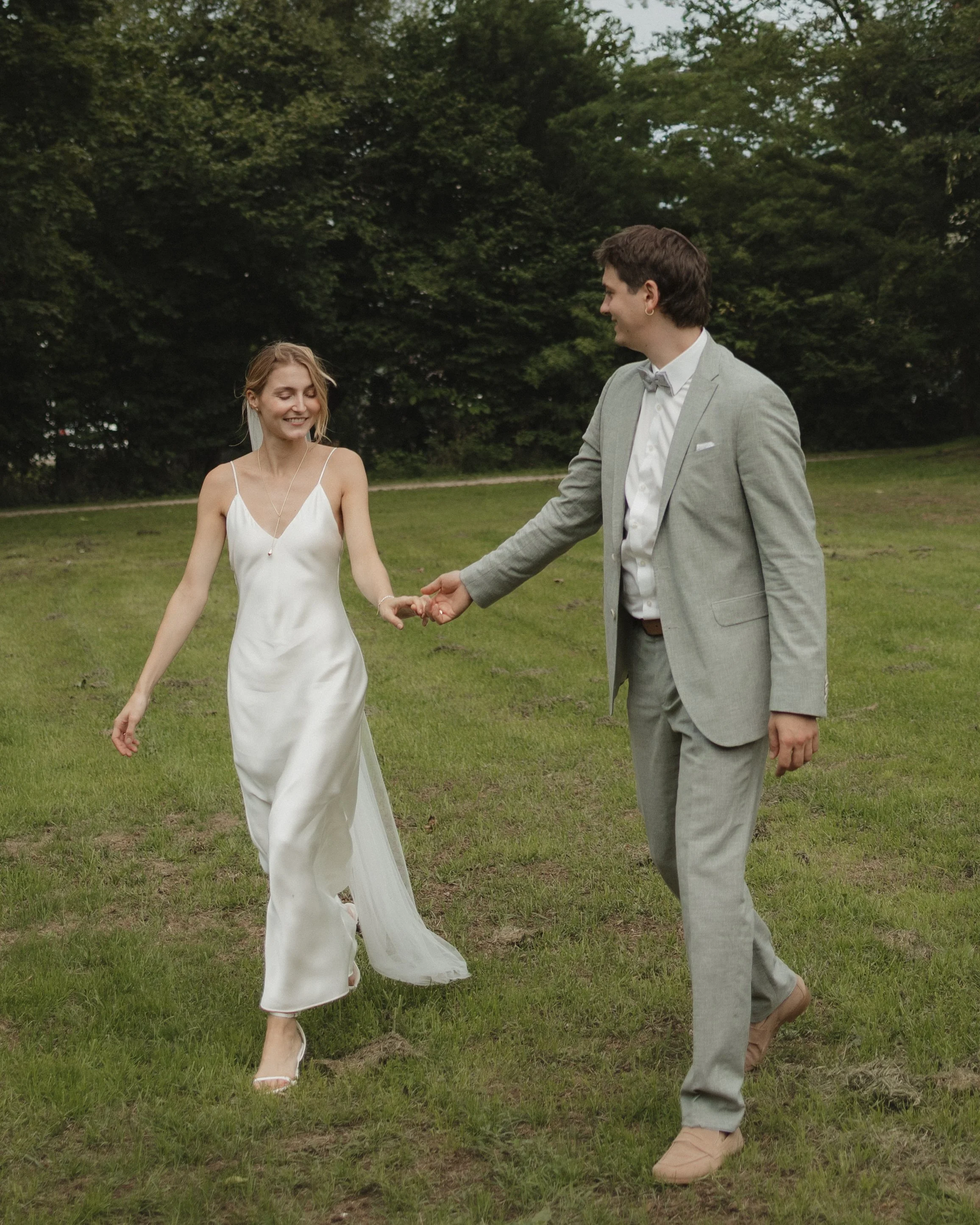 Brautpaarshooting während der Hochzeit im Schlosscafé Palmenhaus in der Natur in München von der Hochzeitsfotografin @oanasphoto Oana Balan