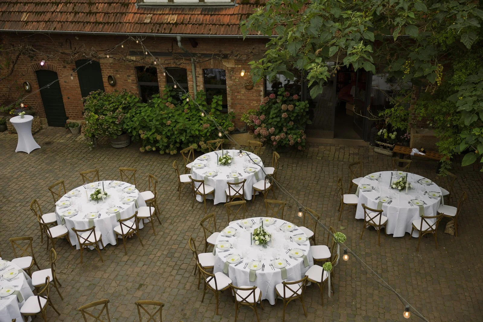 Weingut Dr. Wehrheim Landau in der Pfalz Brautpaar Hochzeit Oana Balan @oanasphoto