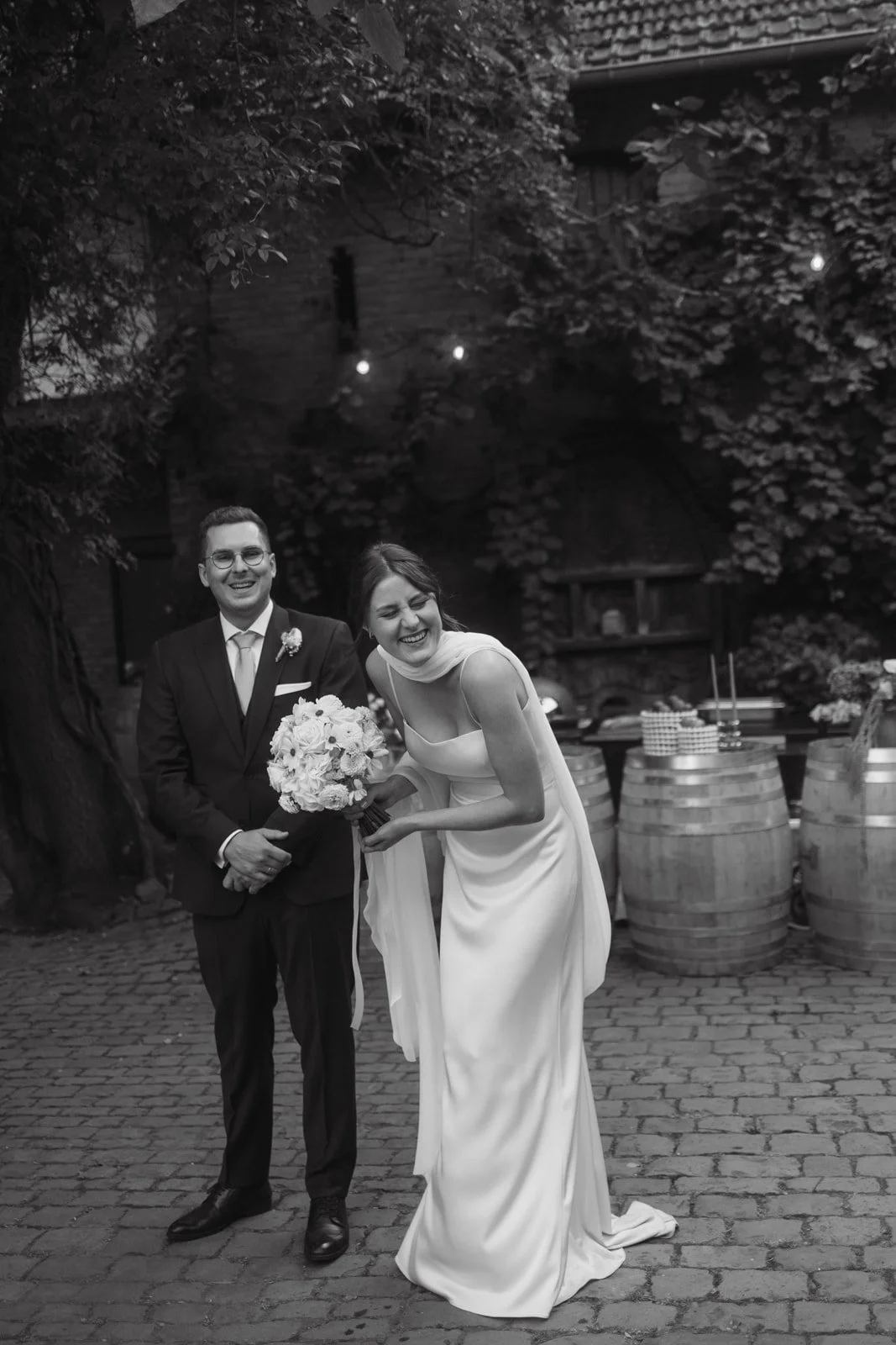 Weingut Dr. Wehrheim Landau in der Pfalz Brautpaar Hochzeit Oana Balan @oanasphoto