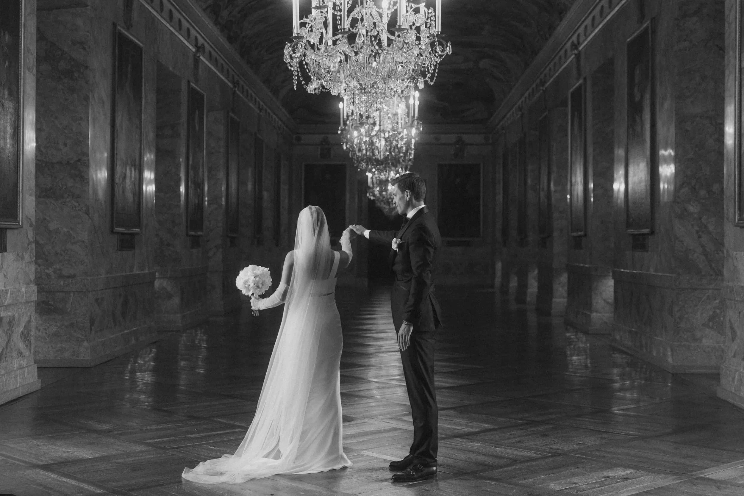 Klassisches editorial Brautpaar während ihrer Hochzeit im Schloss Ludwigsburg von der Hochzeitsfotografin @oanasphoto Oana Balan