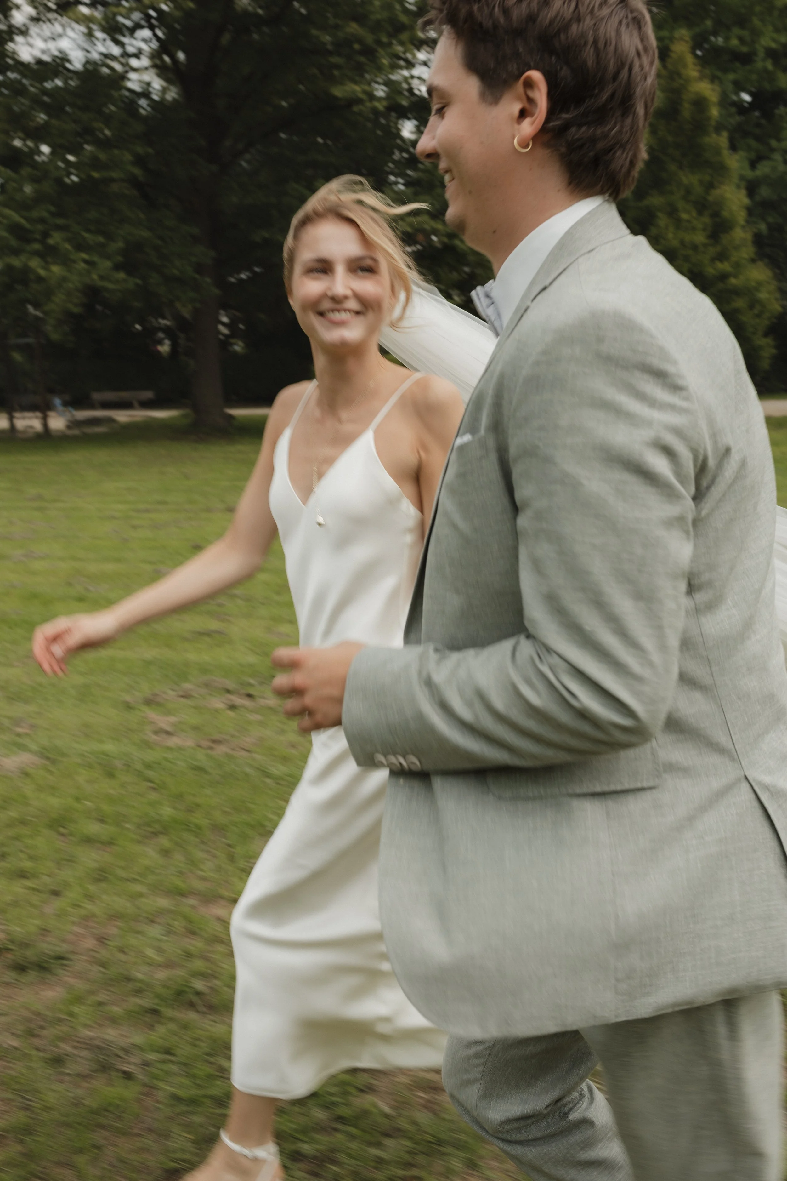 Brautpaarshooting während der Hochzeit im Schlosscafé Palmenhaus in der Natur in München von der Hochzeitsfotografin @oanasphoto Oana Balan