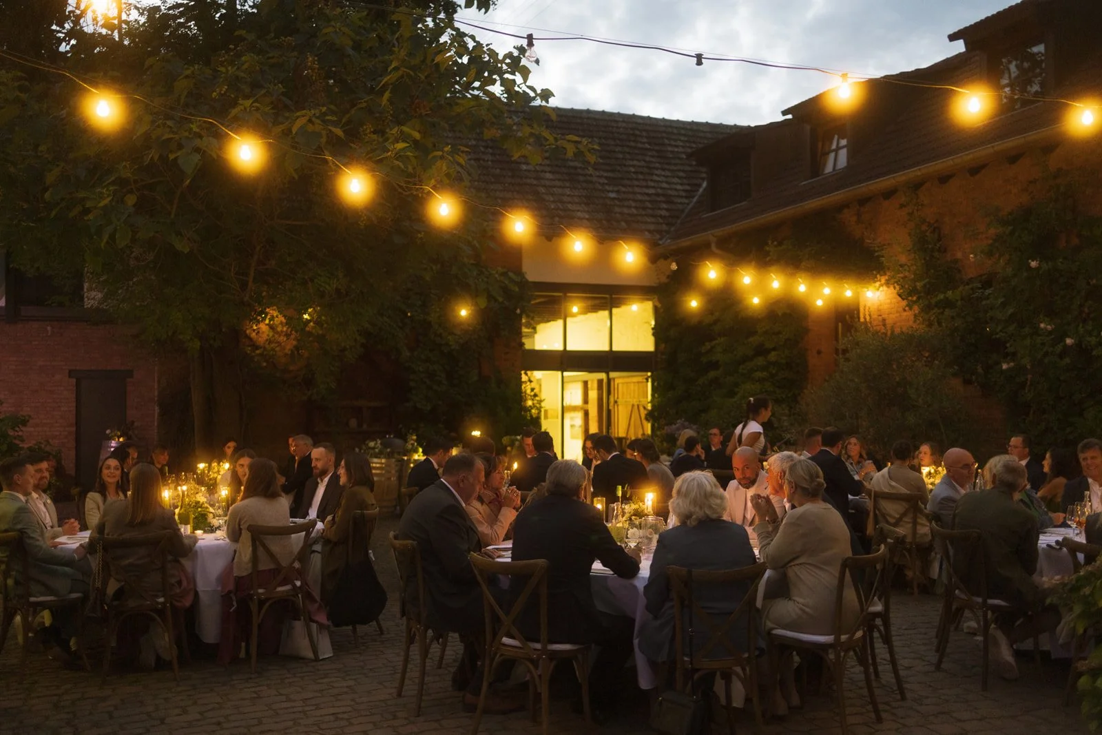 Weingut Dr. Wehrheim Landau in der Pfalz Brautpaar Hochzeit Oana Balan @oanasphoto