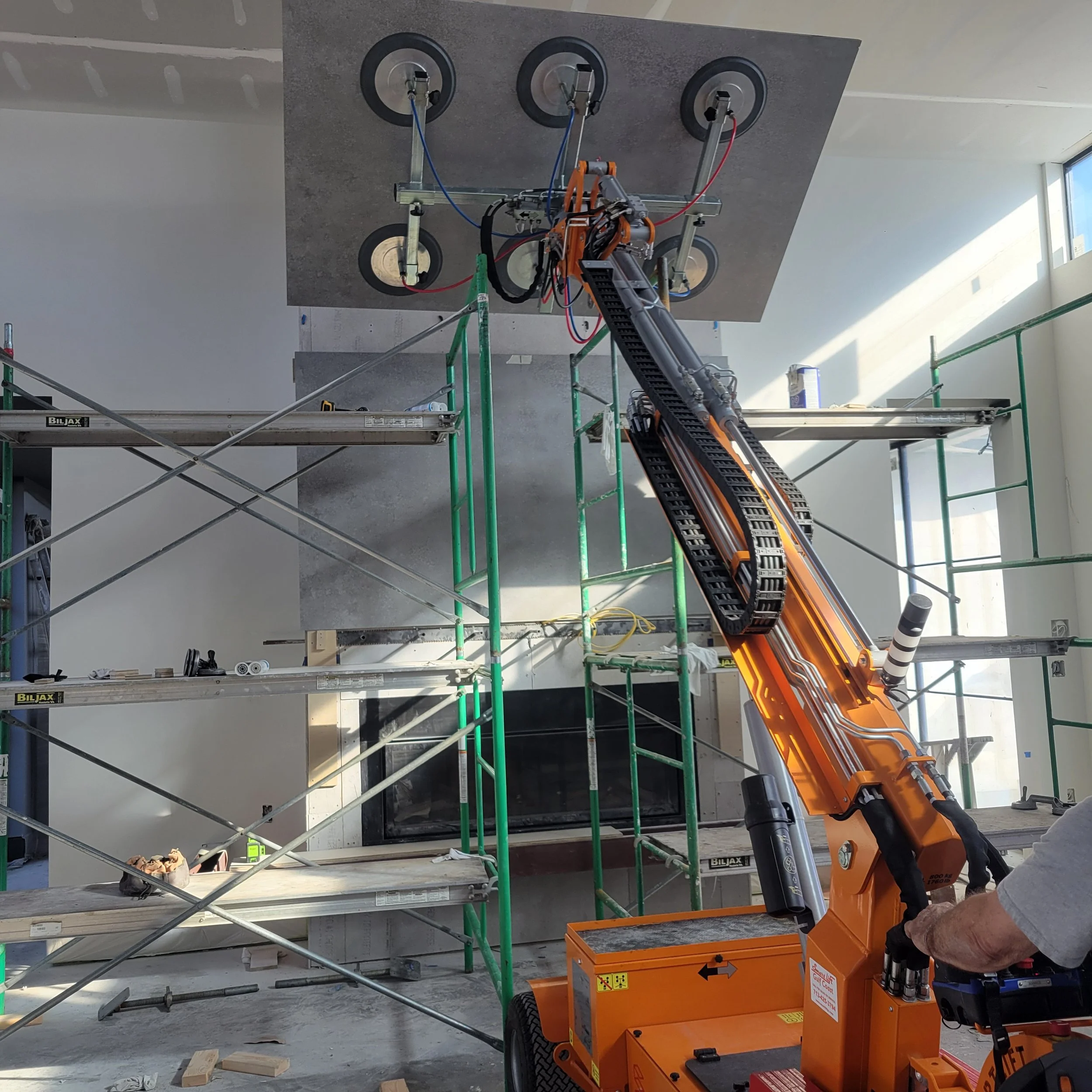 SL 809 lifting over scaffolding