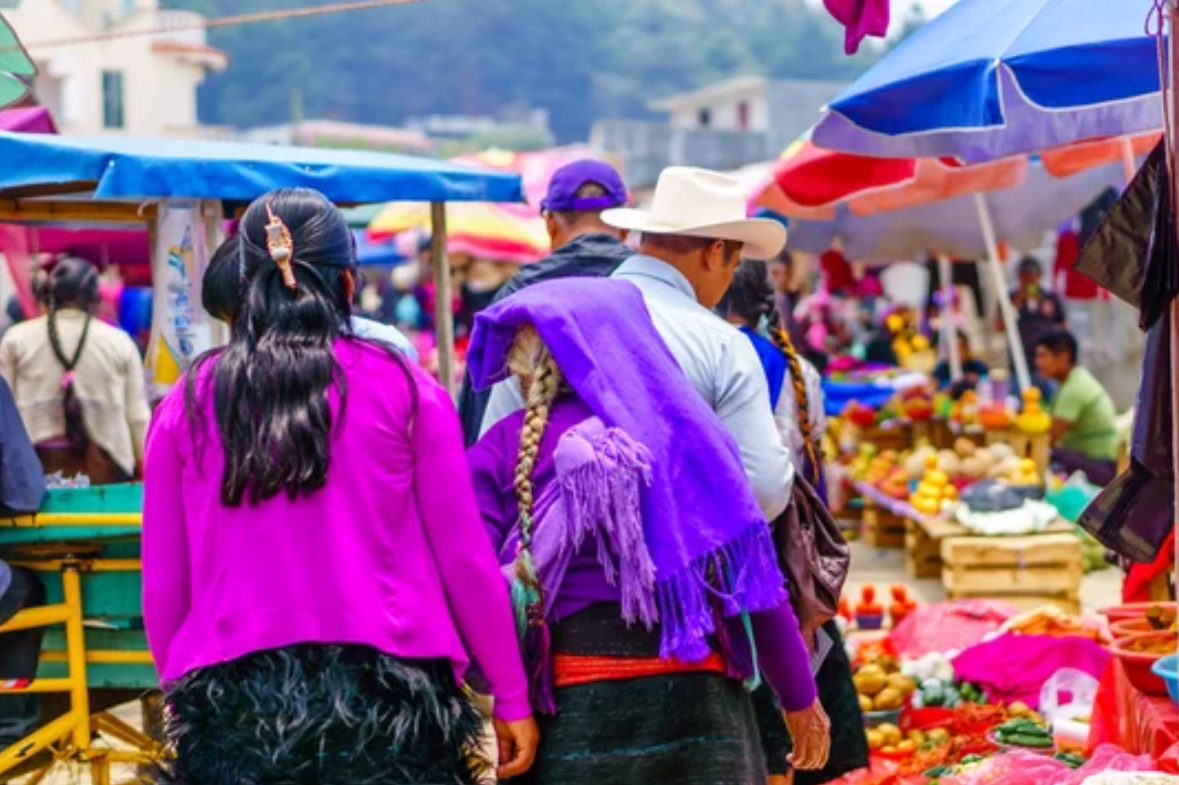 Caminata gastronómica entre calles coloniales.