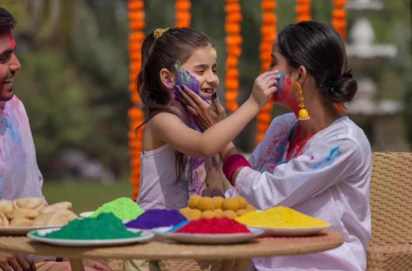 Holi 7 - Madre e hija.png