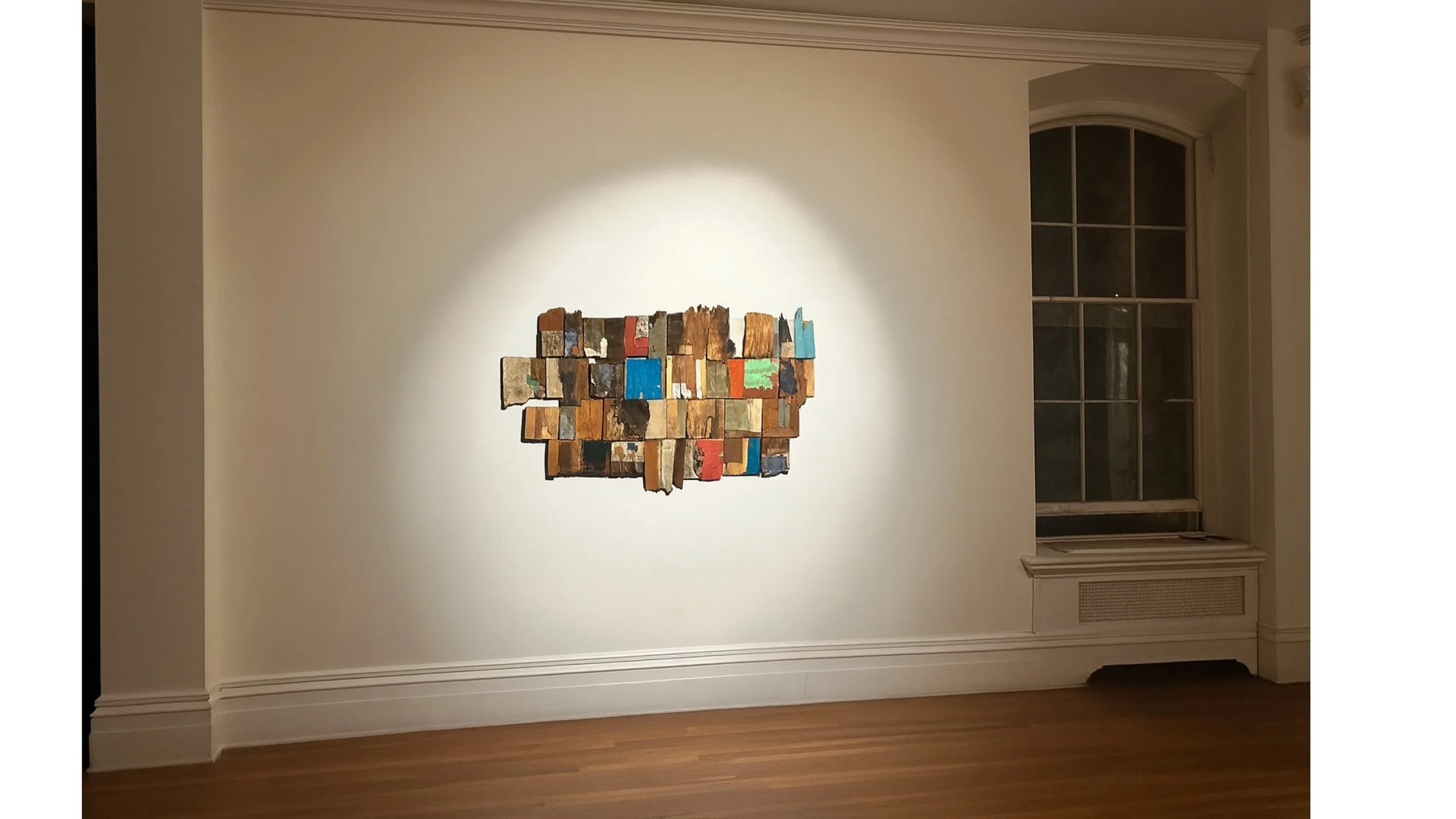 Territorios invisibles, 2020–2024. Instalación de técnica mixta, maderas encontradas.
92 x 162. Trienal de Arte Latinoamericano de Nueva York 2025, Centro Newhouse de Arte Contemporáneo, Estados Unidos