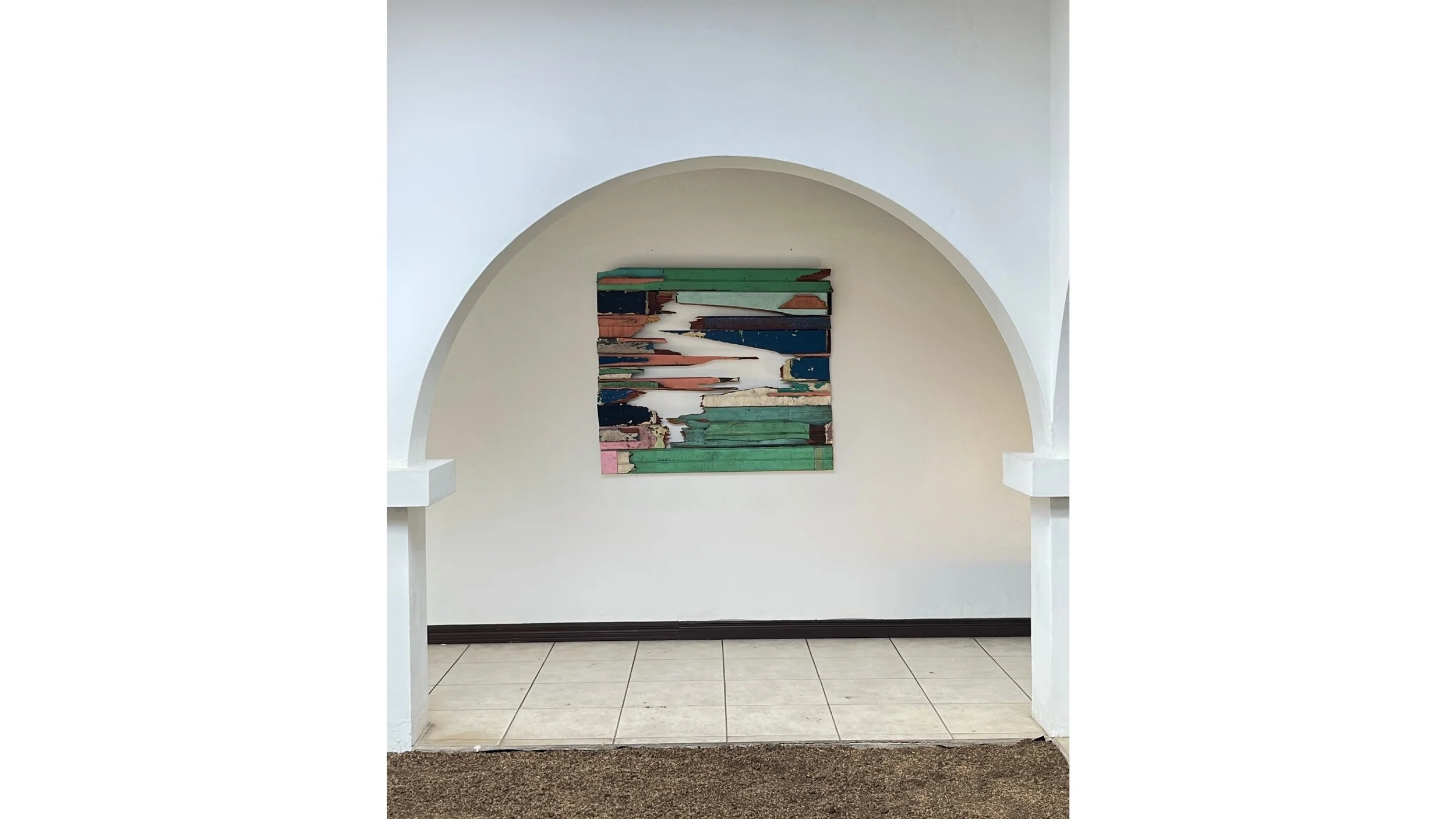Realidades Invisibles, 2024 Mixta, maderas encontradas. 20 x 105 cm Desplazamientos del paisaje, Casa 49, San José, Costa Rica
