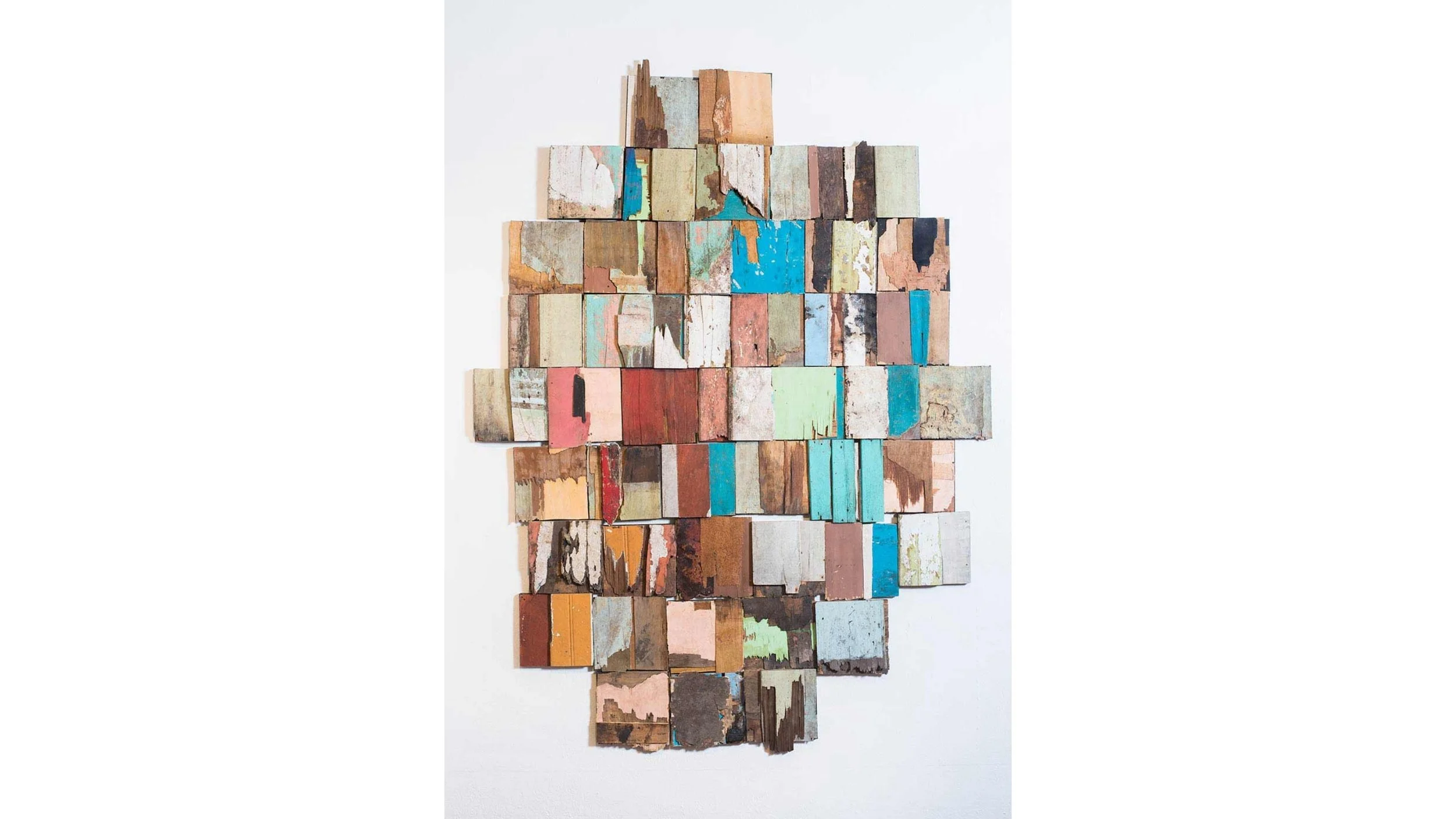 Asentamientos. 2022. Mixta, maderas encontradas. 143 x 90 cm. Salón Nacional de Artes Visuales Museo de Arte Costarricense

