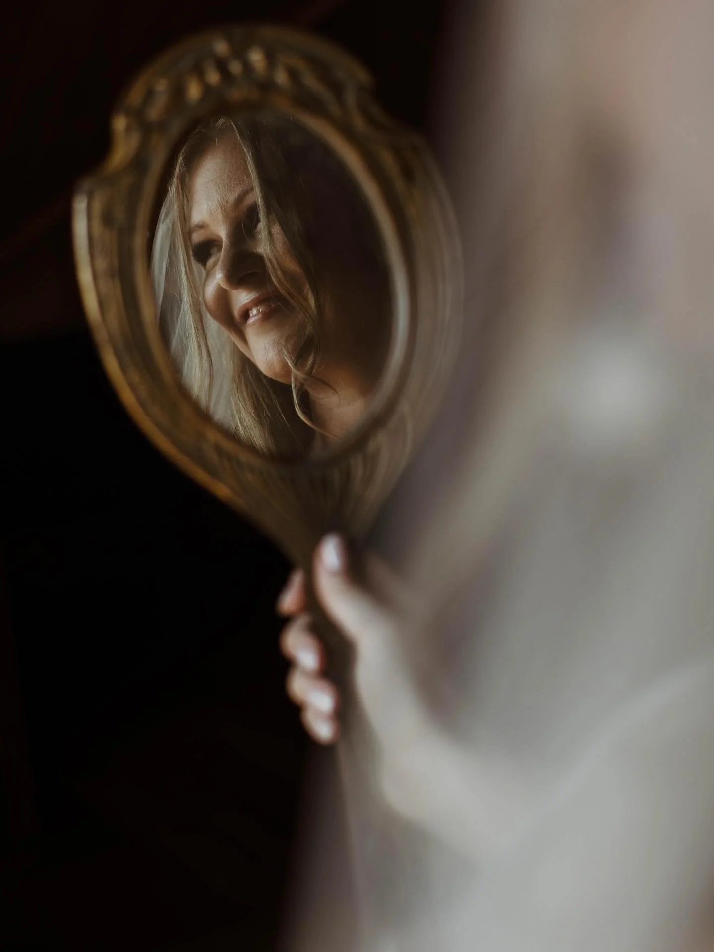 A few of my most favorite getting ready moments with @shanncurran 

I think this might single handily bring back vintage hand mirrors because I am OBSESSED.