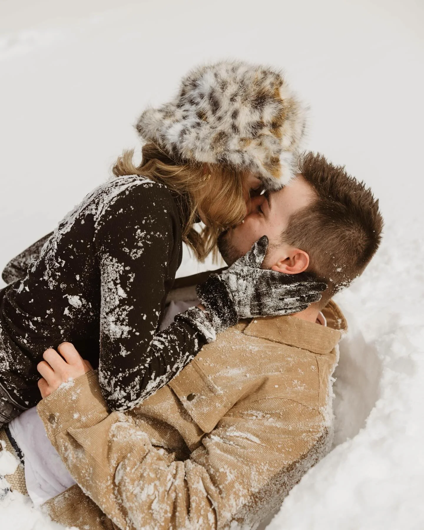 FALLING INTO THE NEW YEAR IN WNY!! ❄️ 

Sam + Kenzie had the perfect snow day for their engagement with Goose 🪿 🐾&hellip; see you back in 2027 NY :,)