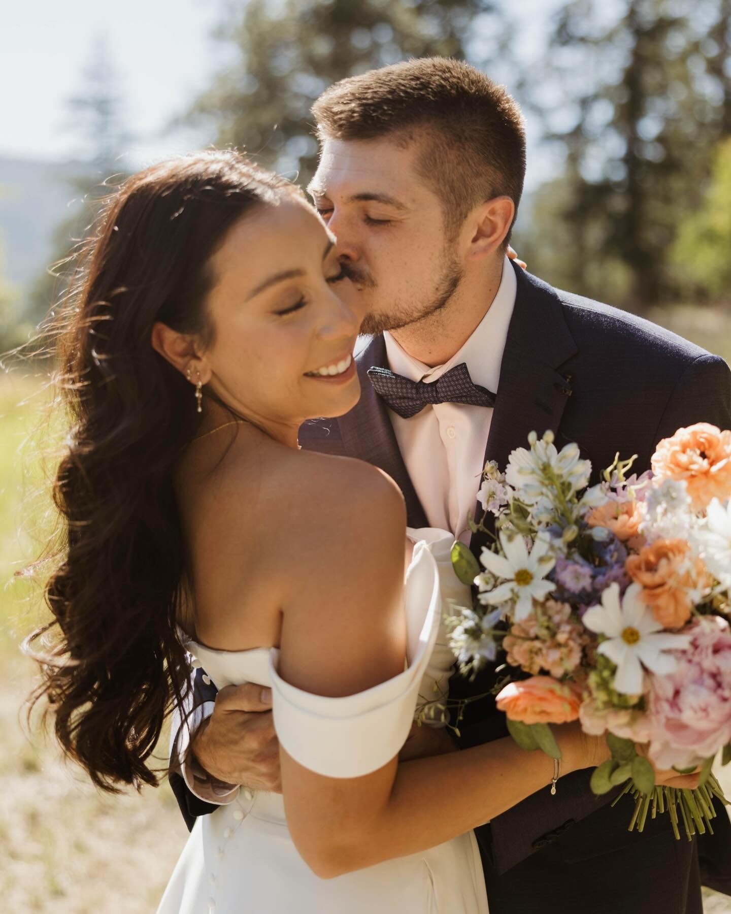 Real moments from a real Montana lakeside wedding 😍 Marisa + Jake got married at the family lake-house on Flathead Lake, and had the most whimsical + romantic day ✨