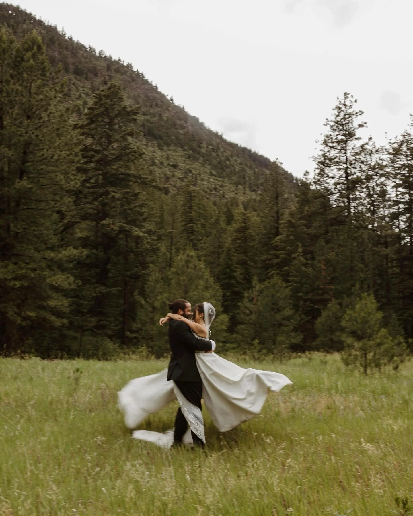 A few romantic frames from a storybook day with the queen herself @photographybybrogan <3