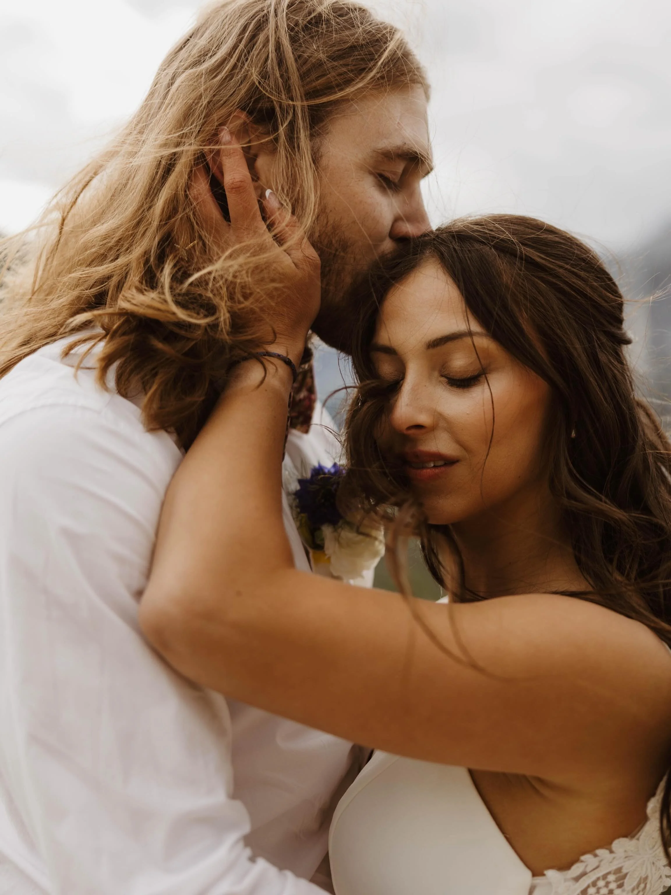 T + T hiked to the top of Blodgett Canyon in the Bitterroot range to exchange the most heartfelt vows. We picked wildflowers along the way, and had the most intimate and magical experience having the mountaintop to ourselves ✨🤍 more of this please :