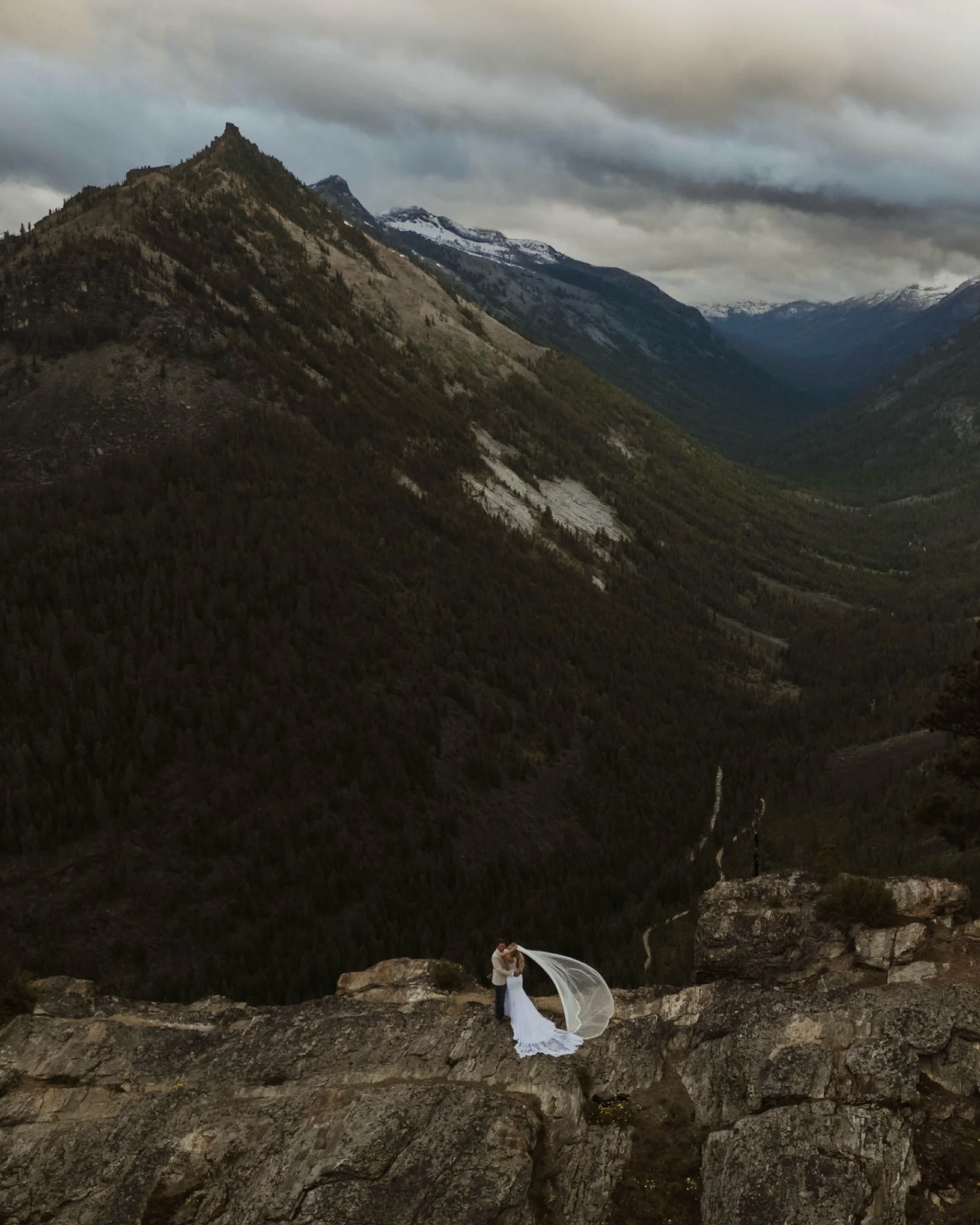 Lakeside vows to mountaintop views for Delaney and Landon last night! 💍🪄