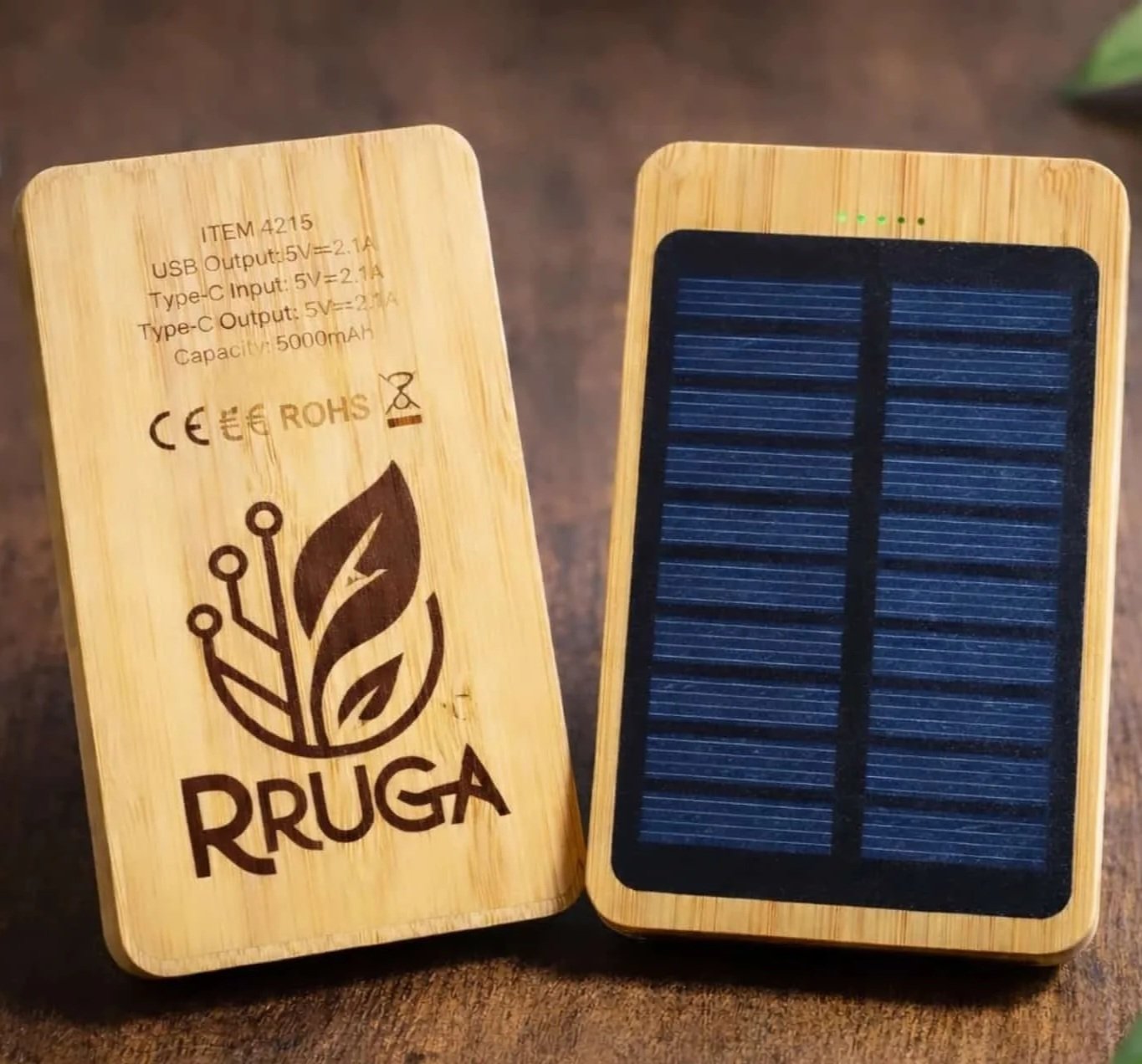 WILD SOLAR è il power bank della linea RRuga EcOutdoor.
Realizzato con rivestimento in bambù e dotato di pannello solare integrato, permette la ricarica anche all’aperto, rendendolo ideale per utilizzo quotidiano, viaggio e attività outdoor.

Il disp
