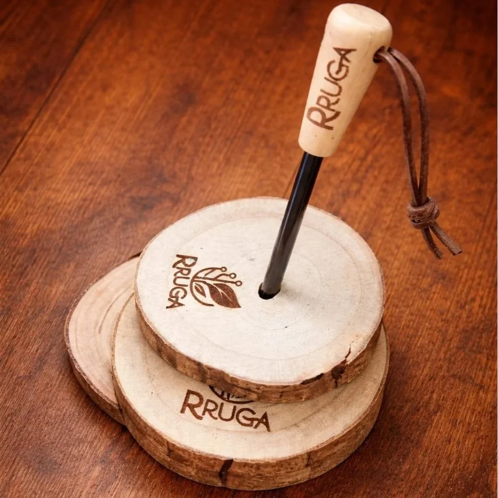 Ferrocerio EcoOutdoor RRUGA in legno naturale inciso a laser, progettato per durare nel tempo e affrontare situazioni di emergenza.
Completo di base in legno riutilizzabile come centrotavola, sottovaso, sottopentola o sottobicchiere: un oggetto essen