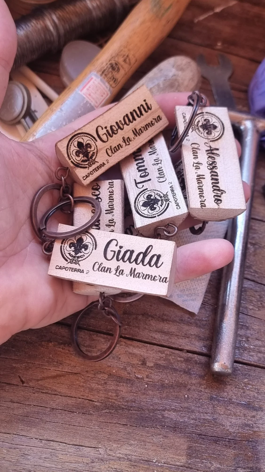 Portachiavi in legno naturale e acciaio, personalizzabile a piacimento.