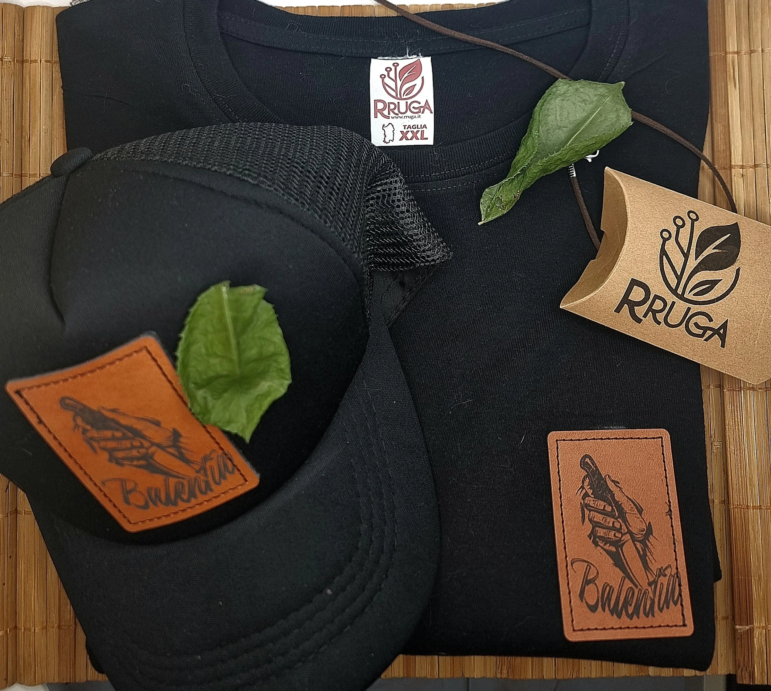 Kit personalizzato realizzato per la pagina @balentia_coltelli_sardi.
Patch incise, etichette cucite e dettagli pensati per raccontare uno stile autentico, sardo e tagliente.
Avevamo già creato i suoi adesivi. Ora è il momento del tessuto.
RRUGA. St