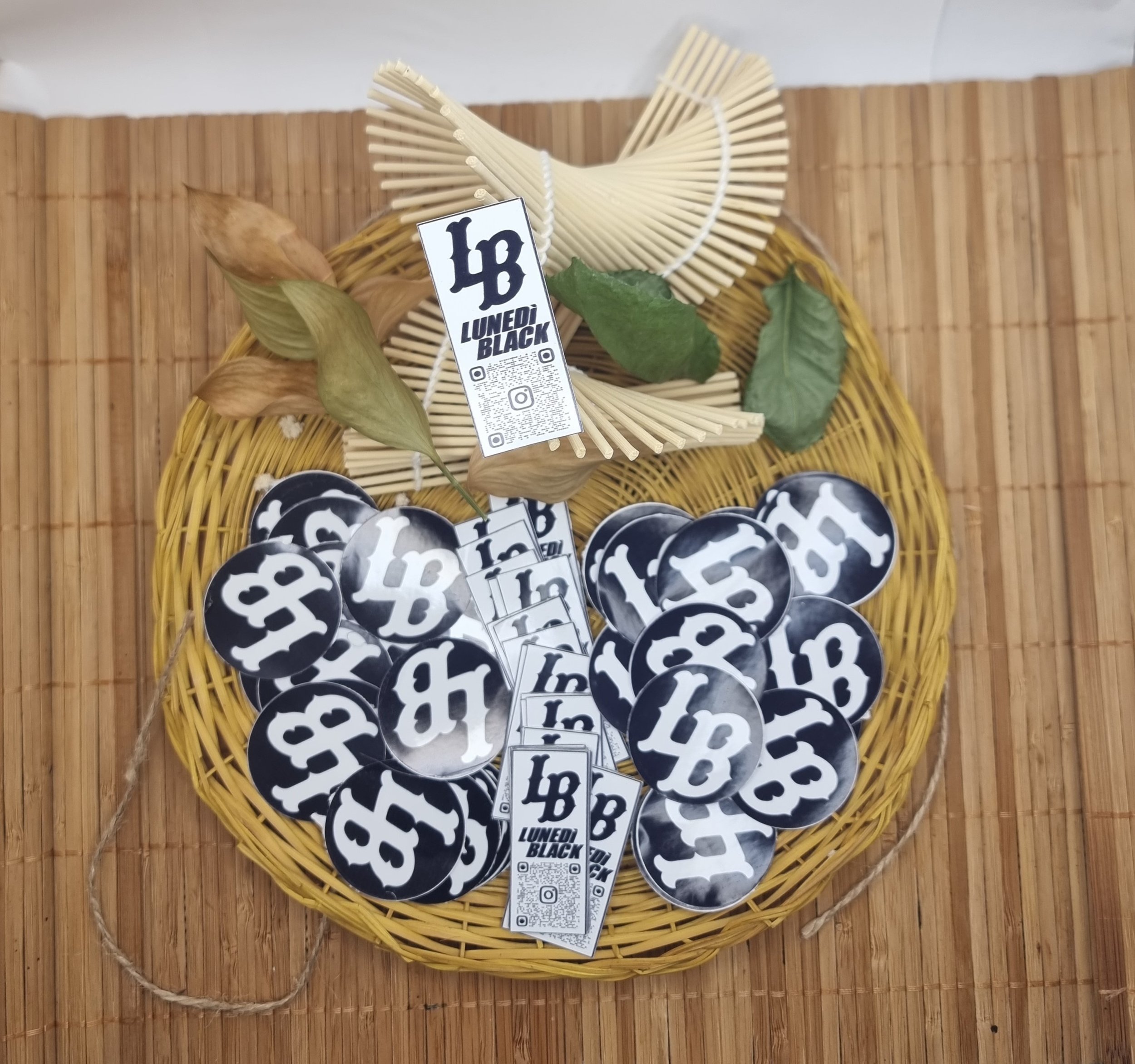 Qui una combo creata per l'associazione di organizzazione Eventi Notturni a Cagliari "Lunedì Black" — resistenti, opachi, incollabili ovunque.
Formato tondo e rettangolare, QR code incluso che indirizza alla pagina instagram...