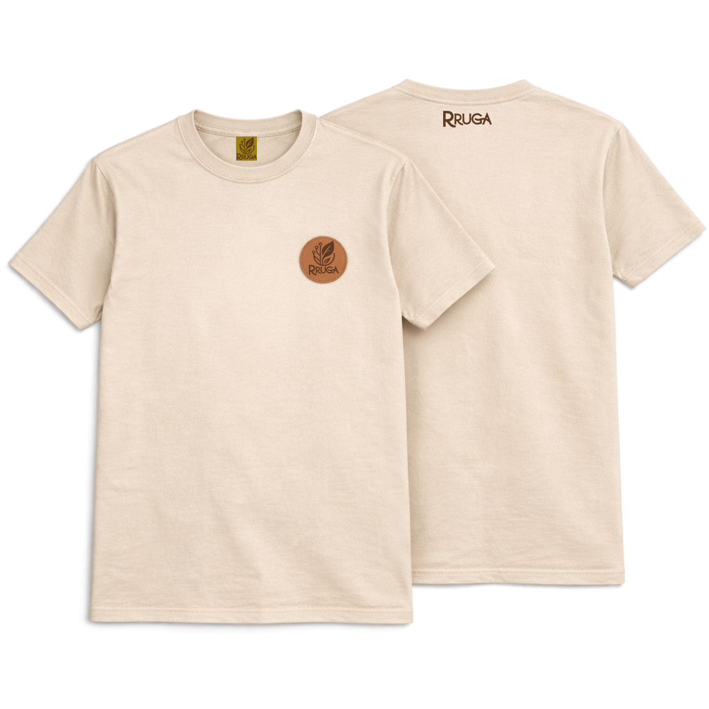 La T-shirt Classica RRUGA è il punto di partenza.
Il capo che ha dato forma alla linea.

Realizzata in cotone e progettata per un utilizzo quotidiano, unisce semplicità e identità attraverso una patch in eco-pelle incisa a laser, applicata frontalmen