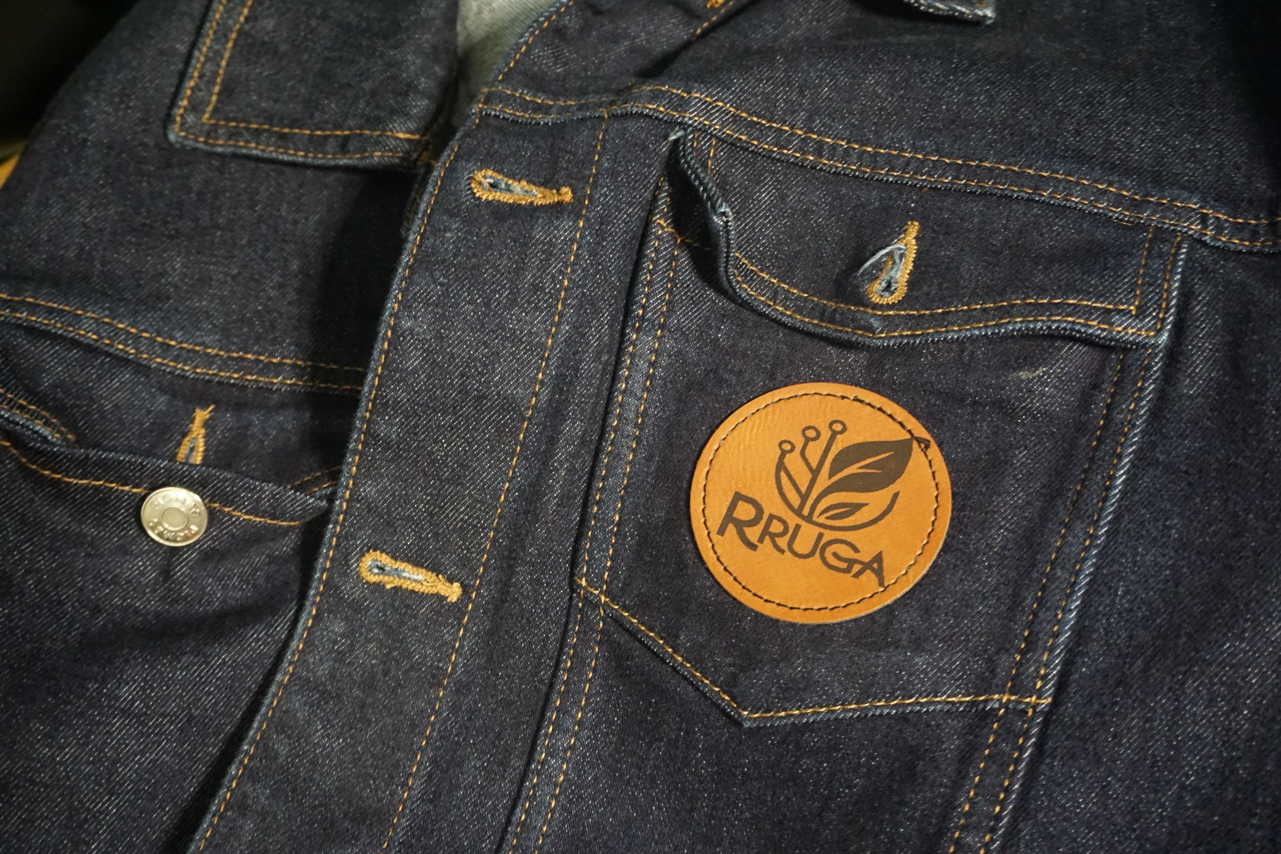 Giubbino Jeans Personalizzato con Patch Laser | RRUGA Custom
Trasforma il tuo giubbino in denim con patch personalizzate incise a laser. RRUGA crea accessori unici per brand, squadre sportive, divise aziendali e progetti custom. Design esclusivo, qua
