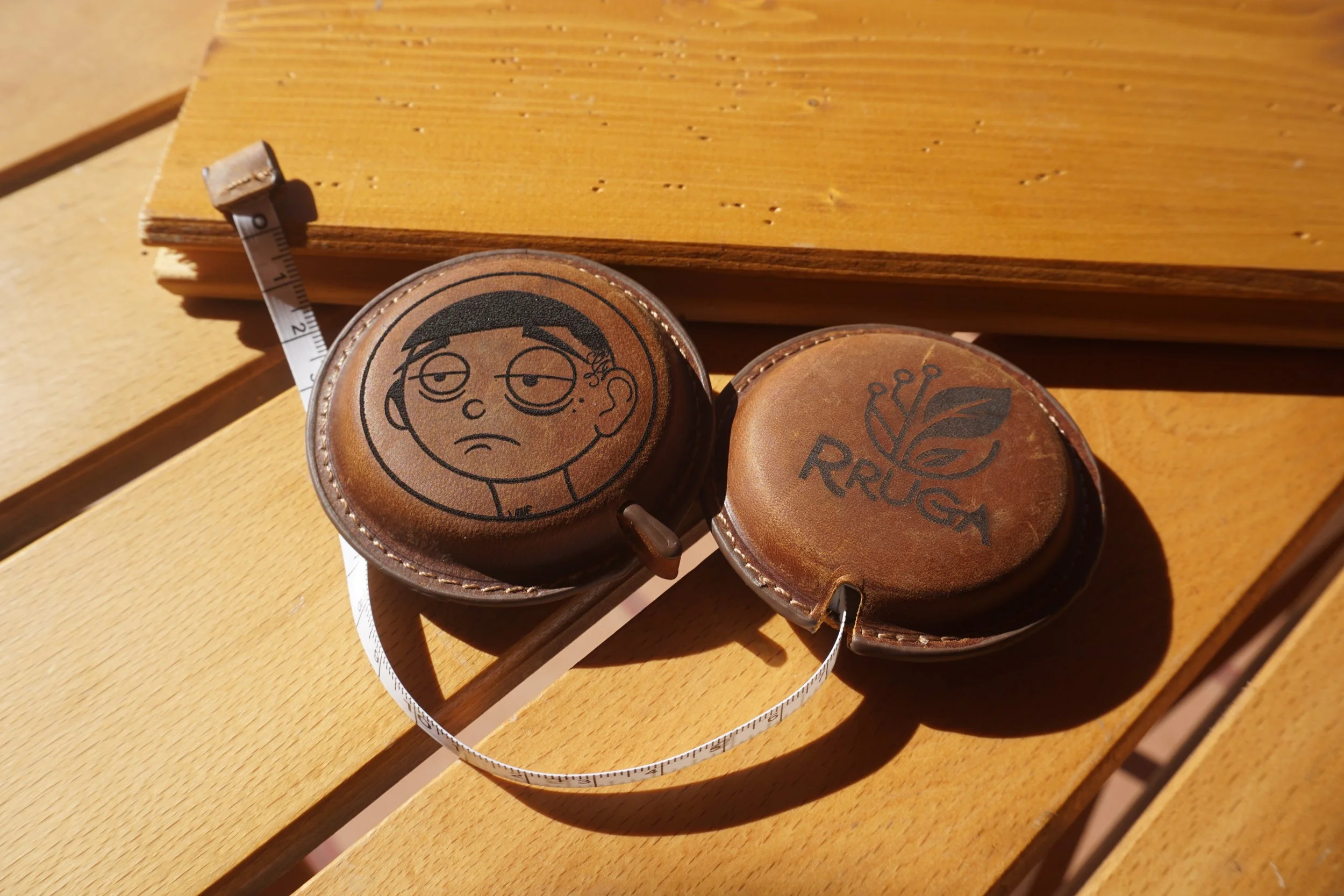 Metro retrattile personalizzato in pelle

Oggetto personalizzato realizzato su metro retrattile rivestito in pelle, inciso a laser su entrambe le facce.
Da un lato è presente il logo RRUGA, mentre sull’altro è stata incisa la grafica del tatuatore ca