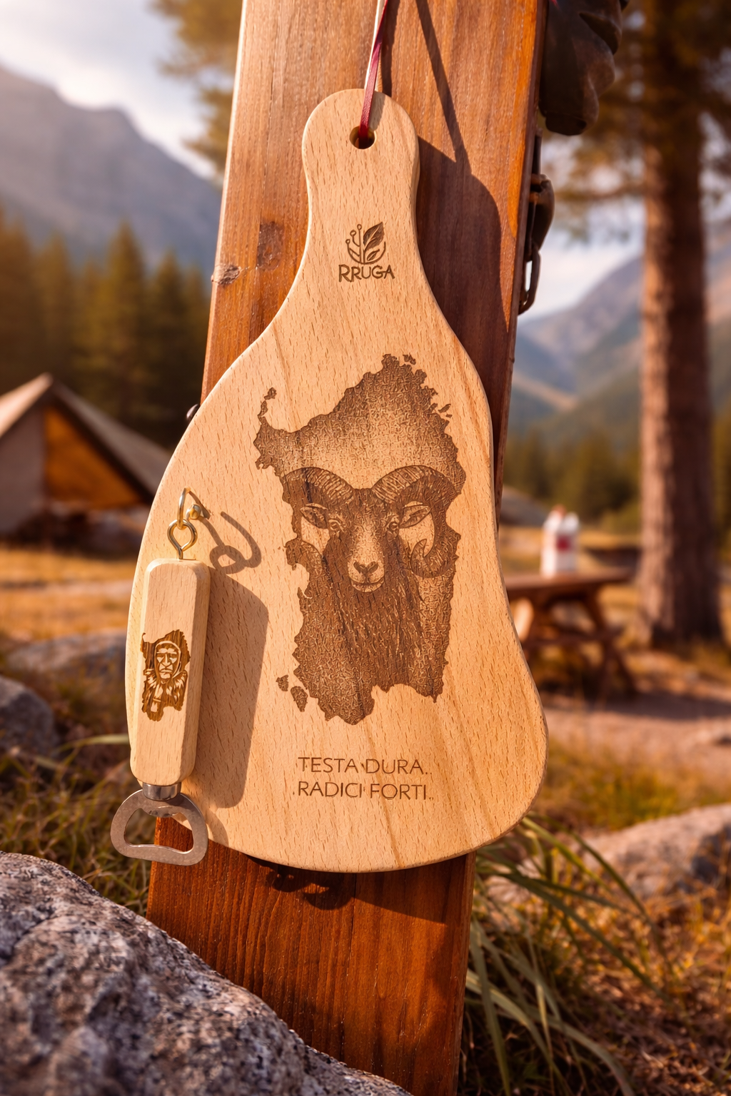 Testa Dura.. Radici Forti.
Tagliere in faggio inciso a laser RRUGA con Sardegna + muflone, completo di apribottiglie coordinato inciso. Funzionale, appeso, pronto all’uso.
30x18cm
Lo vuoi personalizzato (frase, nome, simbolo del tuo paese)? Scrivimi 