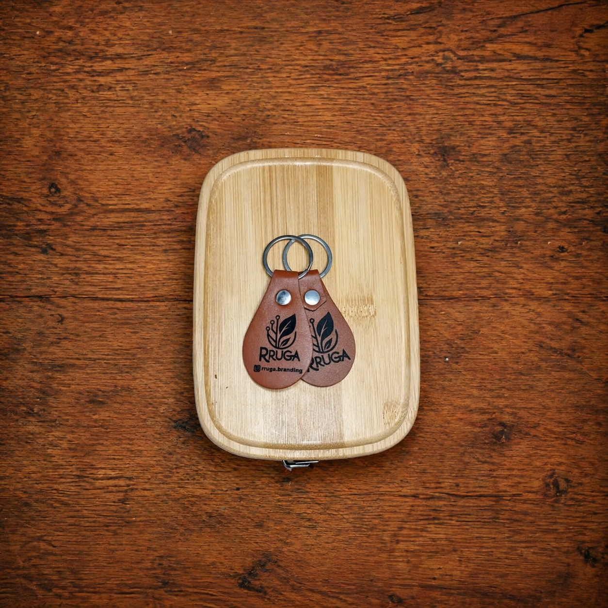 Portachiavi in Pelle RRUGA - Accessori Eco-Friendly Incisi a Laser
Scopri i nostri esclusivi portachiavi in pelle naturale con design minimalista. Ogni pezzo RRUGA è realizzato artigianalmente con materiali sostenibili e personalizzabile. Perfetto co