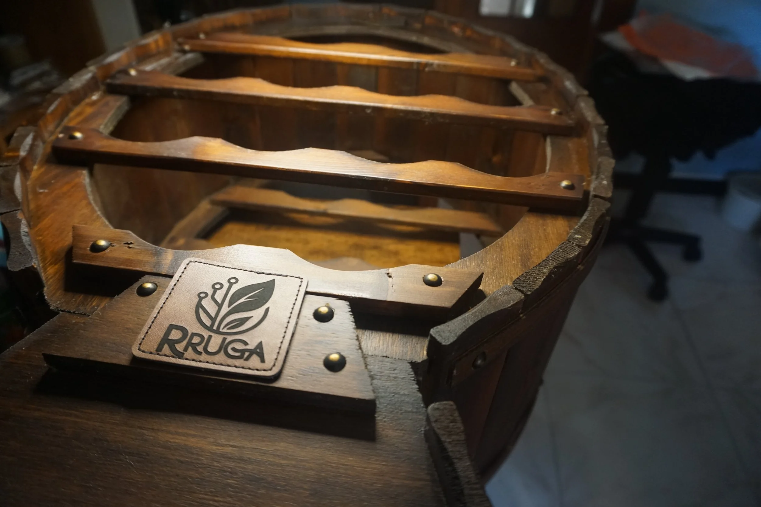 Intervento di restauro leggero e personalizzazione su oggetto in legno, riportato a nuova vita attraverso lavorazioni mirate e incisione laser.

Il progetto valorizza una struttura esistente, mantenendo l’aspetto originale e integrando un elemento id