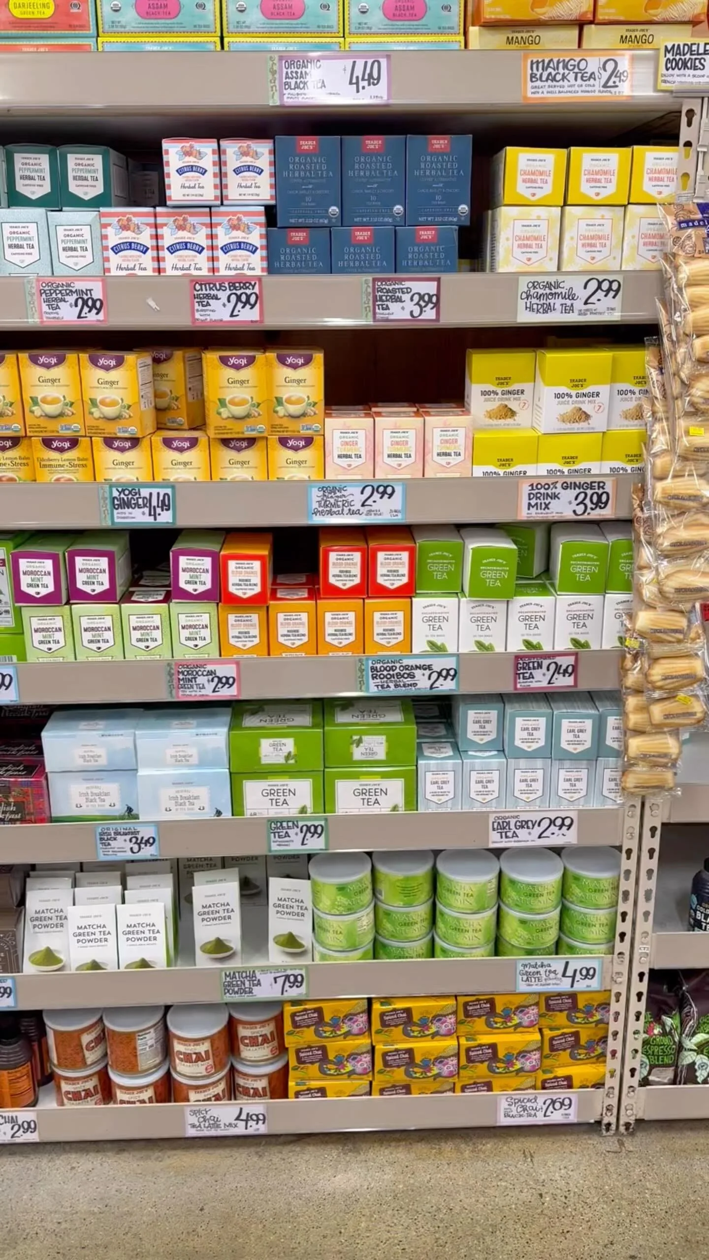Trader Joe’s(トレーダー・ジョーズ)は、アメリカ独特の「高品質×低価格×ユニーク体験型」のグロサリーブランドです。
📜 歴史
① 創業期(1958〜1967年)
1958年
カリフォルニア州パサデナで**Joe Coulombe(ジョー・クロンブ)**が「Pronto Markets」という名のコンビニ型食品店を開業。
1967年
パサデナの店舗をTrader Joe’sに改装。
名前の由来は、当時流行していた「Trader Vic