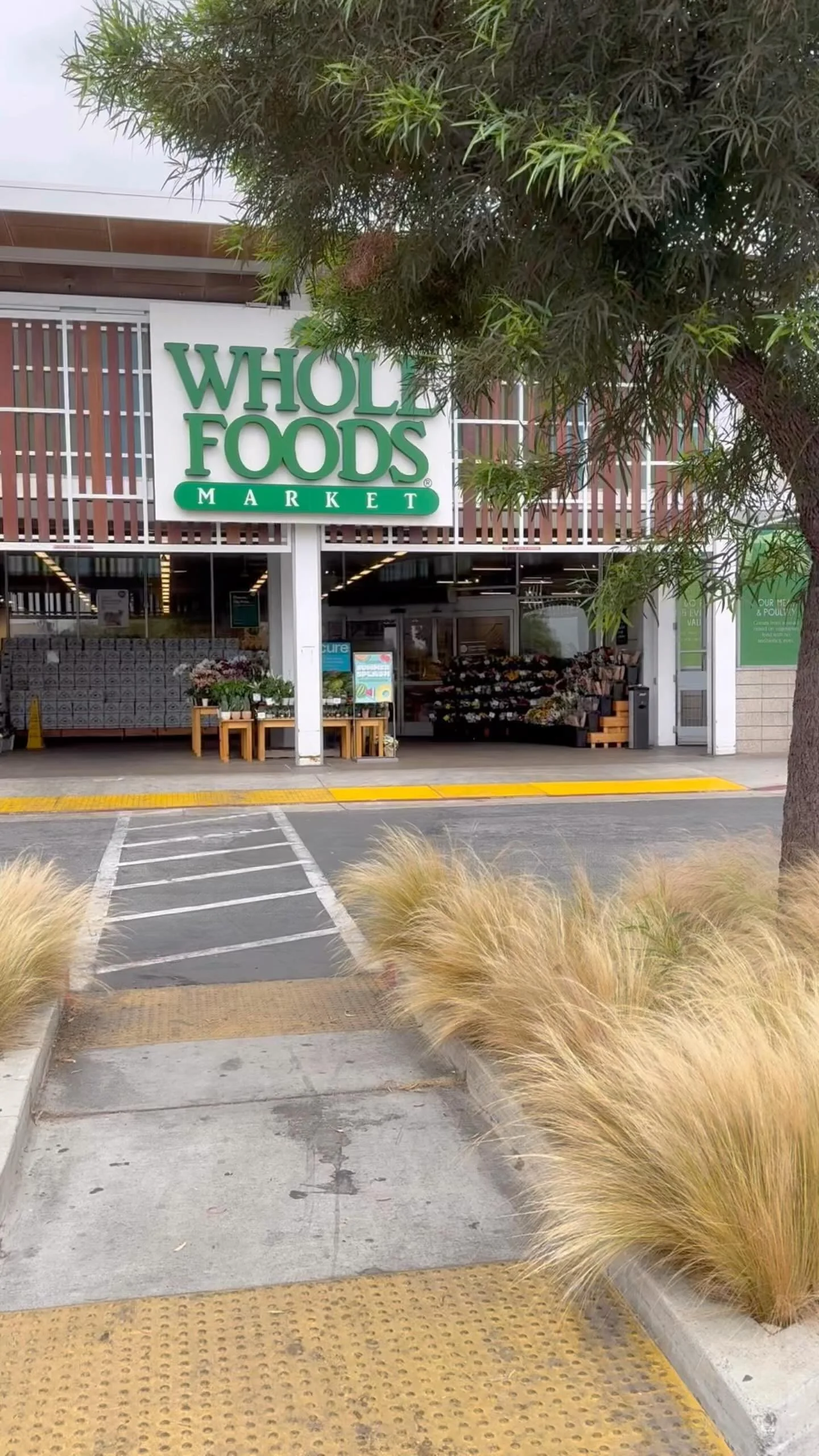 Whole Foods Market(ホールフーズ・マーケット)は、アメリカを代表するオーガニック・自然食品スーパーマーケットで「プレミアムグロサリー」の象徴的存在です。Amazonが買収後はオーガニック食品の割合が減り、割安な自社ブランド商品も多く手掛けている。
歴史
① 創業期(1978〜1980年)
1978年:テキサス州オースティンでJohn Mackey(ジョン・マッキー)とRenee Lawson Hardyが小さな自然食品店「SaferWay」を開業。
※当時は自然食品はまだニッ