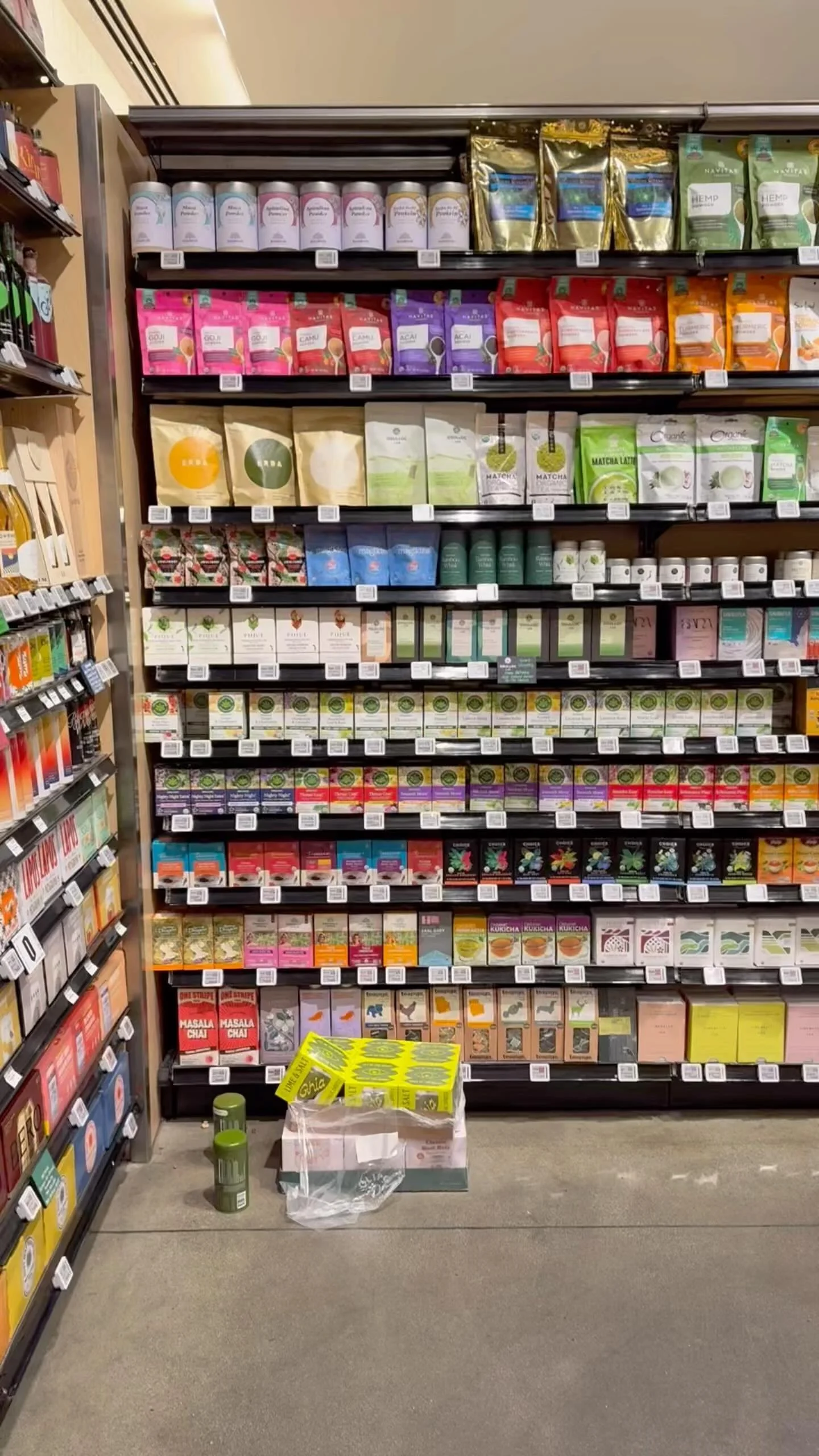 Erewhon(エレウォン)は、アメリカ・ロサンゼルスを拠点とする高級オーガニック&ウェルネス志向のスーパーマーケットチェーンで、「セレブ御用達スーパー」として近年世界的にも注目を集めています。その名は、19世紀の小説『Erewhon』(Samuel Butler著)に由来し、「Nowhere(どこでもない)」を逆さ読みした理想郷の意という意味を持っています。
【歴史】
• 1966年:Aveline & Michio Kushi(アヴェリン&ミチオ・クシ)夫妻により、ボス