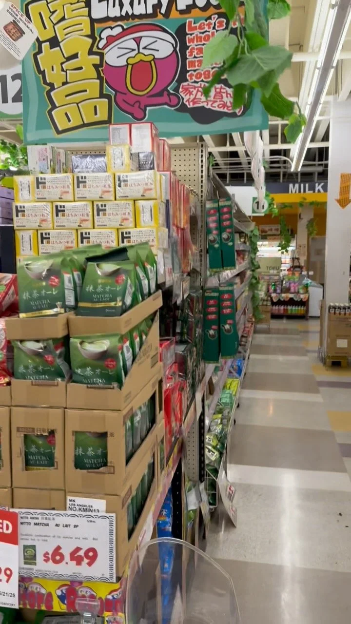 Marukai Corporation(マルカイ・コーポレーション)は、アメリカにおける老舗の日系スーパーマーケットチェーンの一つで、もともとはハワイで創業し、その後カリフォルニアを中心に展開を拡大していきました。現在は日本の大手ディスカウントチェーン「ドン・キホーテ」(パン・パシフィック・インターナショナルホールディングス)傘下にあり、Don Quijote USA / Don Don Donkiとの連携も進んでいます。
【歴史】
• 1965年:Marukai Corporat
