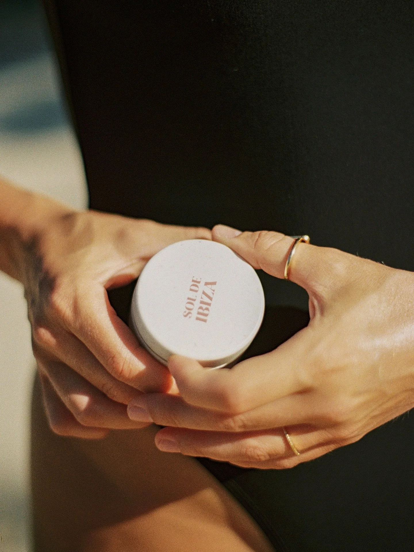 Nothing like playing around on film with your best friend on a far away island in Fiji. ☀️
.
.
.
#sunscreen #analogphoto #brandphotography #productphotography #skincarephotography