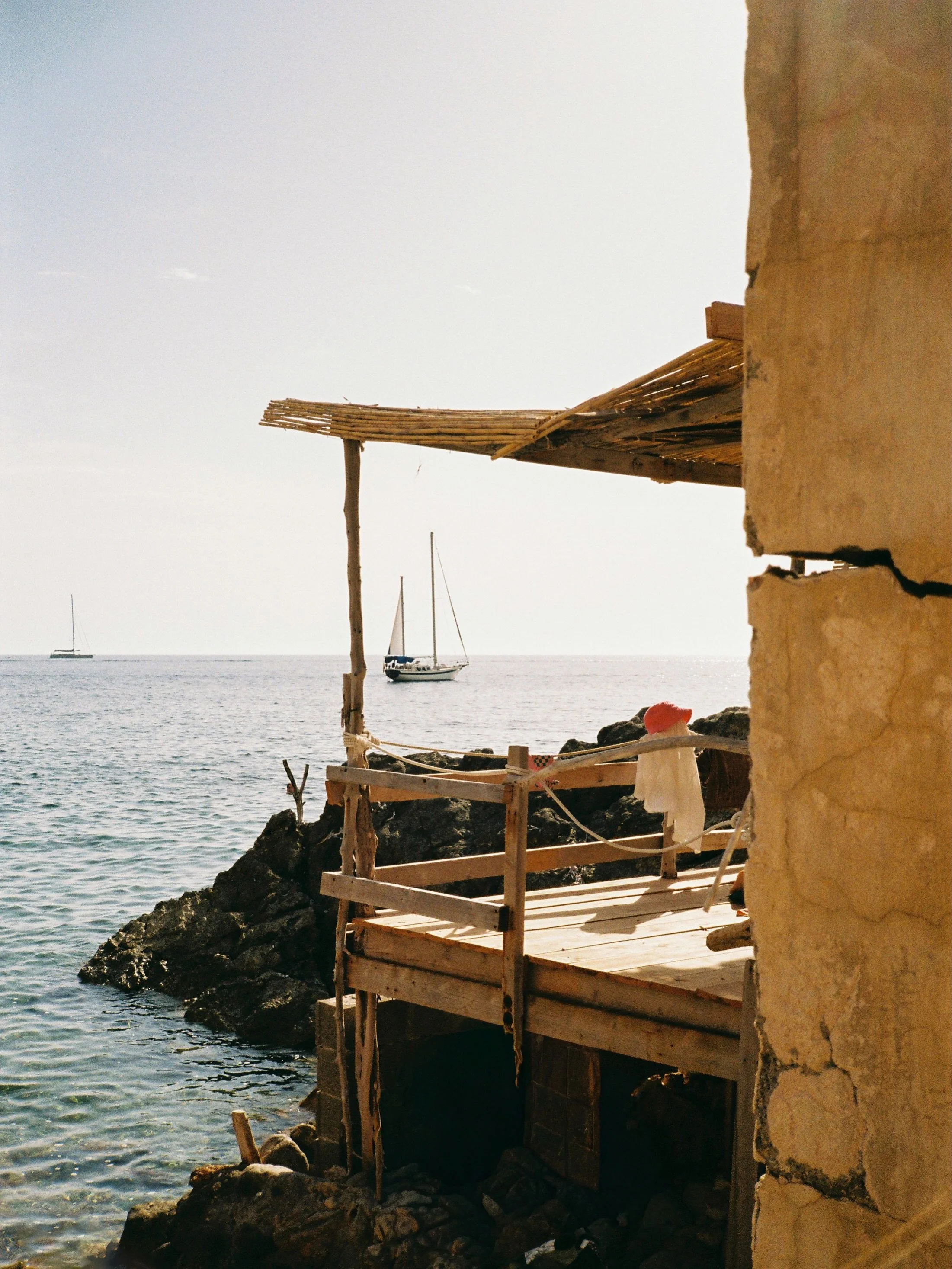 The Shack on film &amp; iphone 🫶🏼 / Ibiza
.
.
.
.
#analogphoto #35mmfilmphoto #ibiza #sailboats #mediterranean