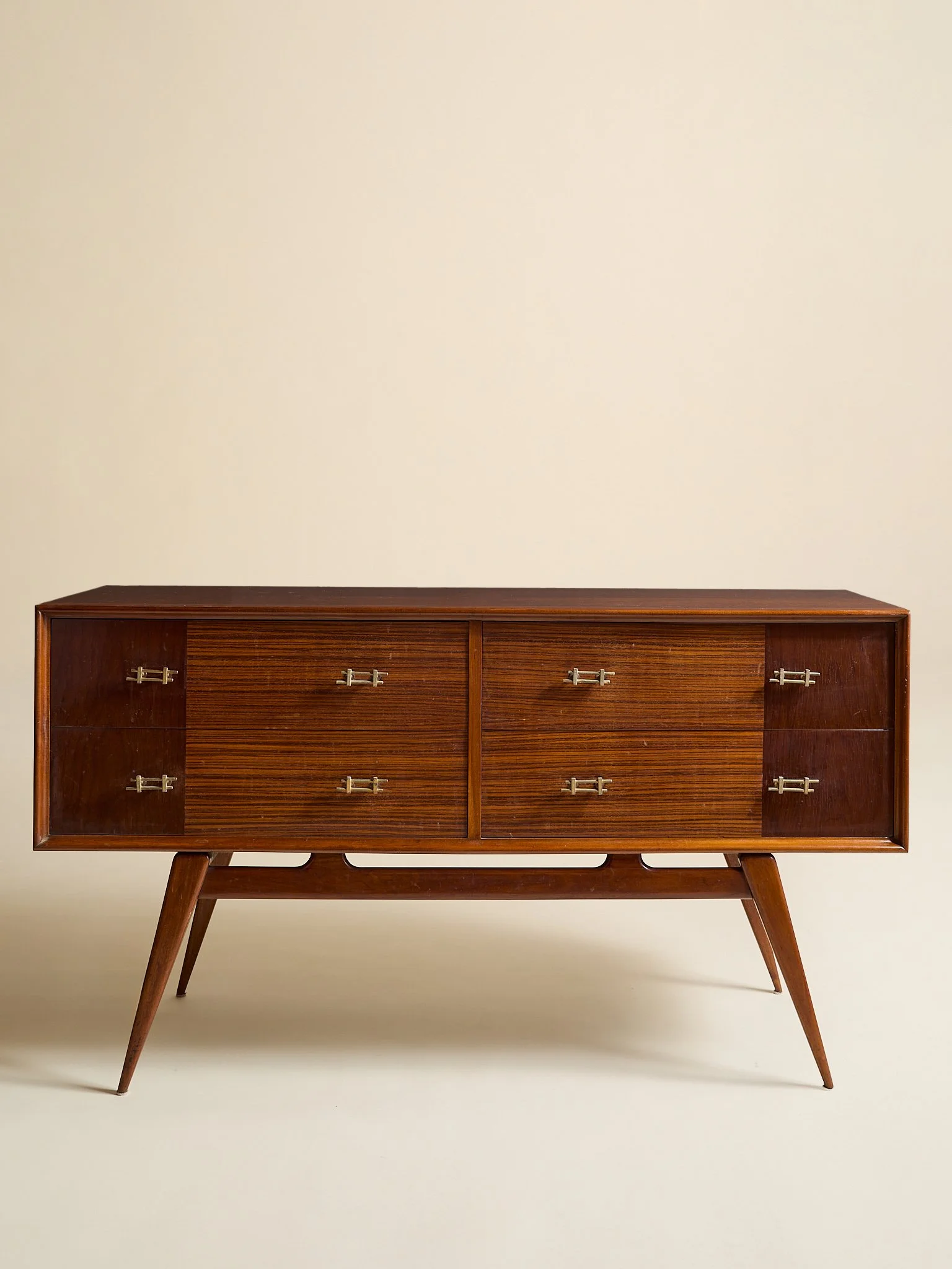 400_TheVintageMahoganyAndRosewoodFourDrawerDresserHavingBrassHardwareC1955_01.jpg
