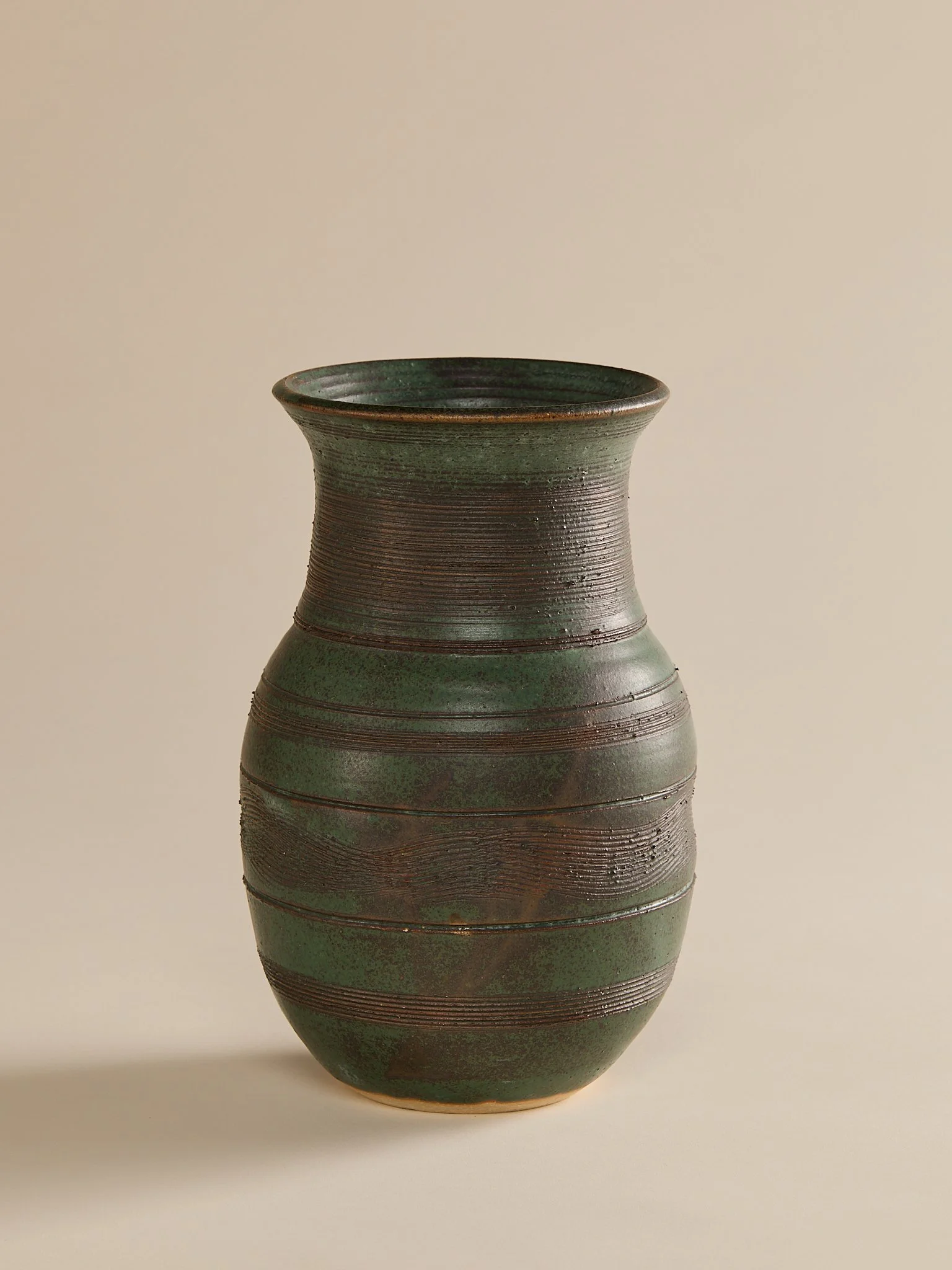 215_TheVintageGreenHandMadeEtchedStripeVase_002.jpg