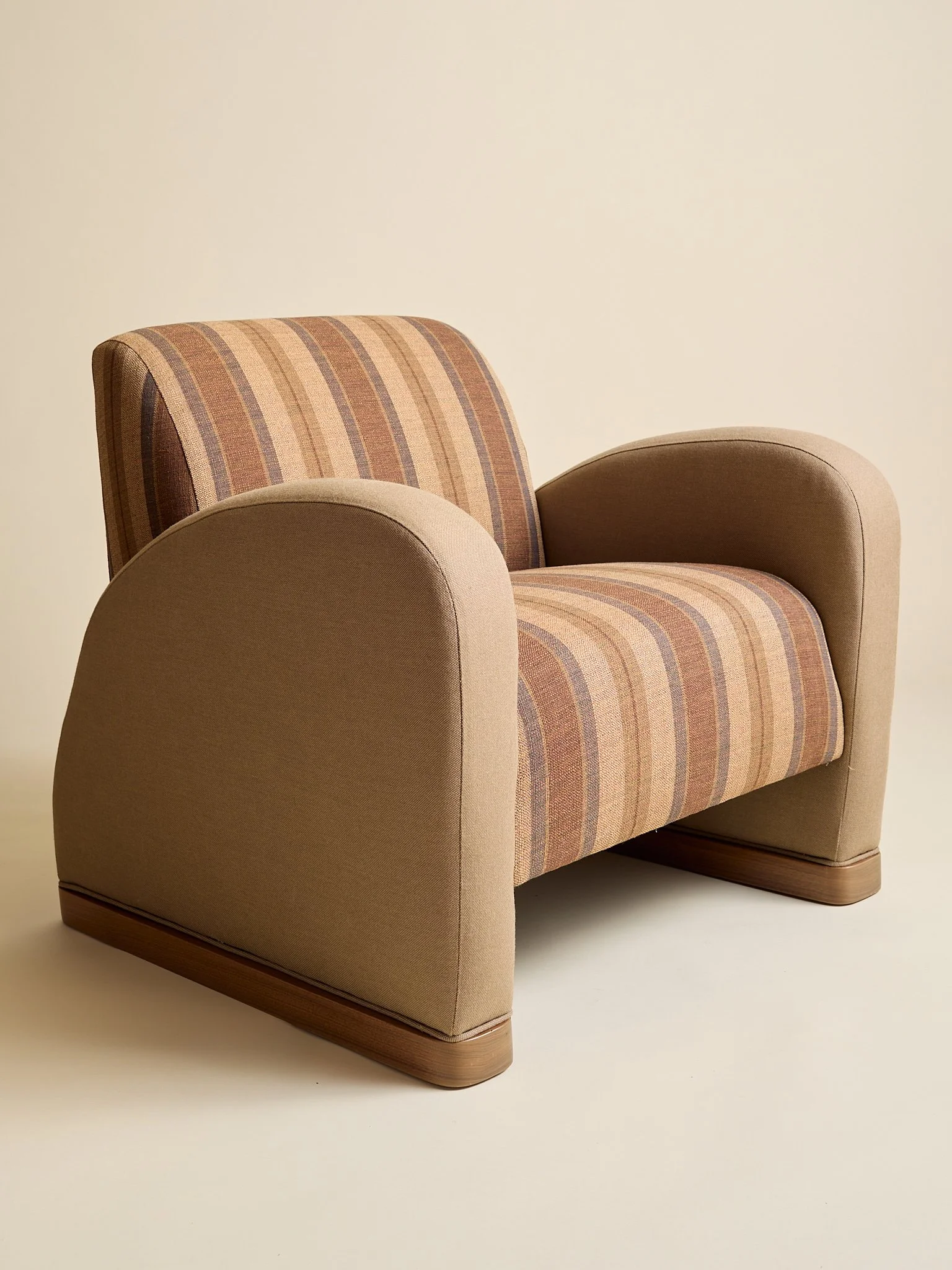 395_TheVintagePostModernCurvedChair_02.jpg